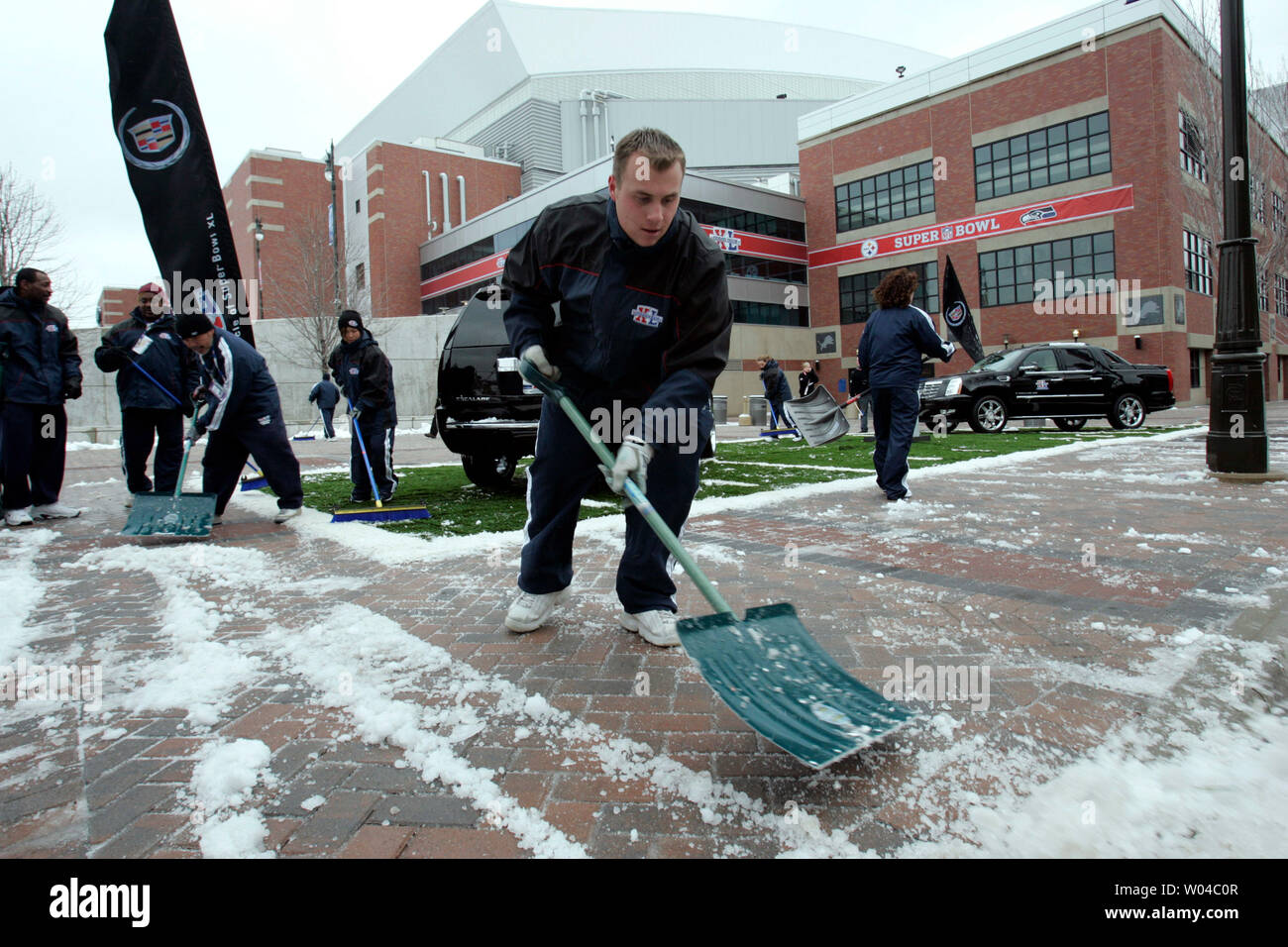 Ryan Toma Schaufeln der Seite Wanderungen vor dem Super Bowl XL verfügt über die Seattle Seahawks und die Pittsburgh Steelers im Ford Field in Detroit, MI., am 5. Februar 2006. (UPI Foto/Brian Kersey) Stockfoto