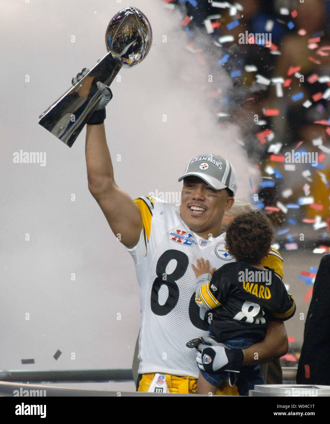 Pittsburgh Steelers Receiver und MVP Hines Ward hält die Lombardi Trophäe und seine sone Jadon, nachdem die Pittsburgh Steelers gegen die Seattle Seahawks 21 bis 10 im Super Bowl XL im Ford Field in Detroit, MI., am 5. Februar 2006. (UPI Foto/Pat Benic) Stockfoto