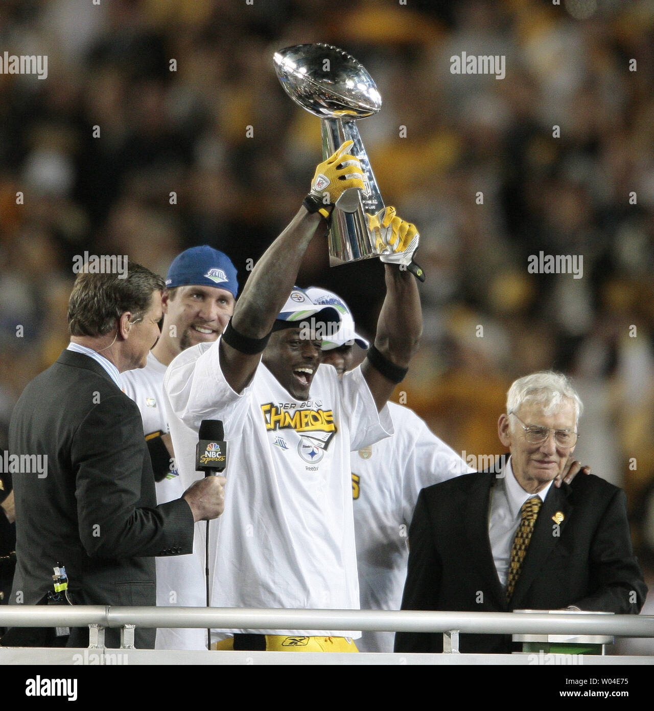 Pittsburgh Steelers Quarterback Ben Roethlisberger Hebezeuge Vince Lombardei Trophäe als er feiert, nachdem seine Mannschaft besiegte den Arizona Cardinals 27-23 im Super Bowl XLIII bei Raymond James Stadium in Tampa, Florida, am 1. Februar 2009. Am Recht ist Steelers Eigentümer Dan Rooney. (UPI Foto/Markierung Wallheiser) Stockfoto