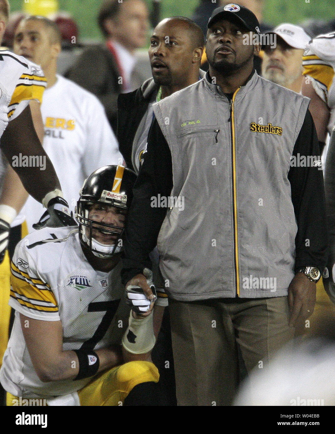 Pittsburgh Steelers Quarterback Ben Roethlisberger hält die Hand der Pittsburgh Steelers Head Coach Mike Tomlin, als sie die letzten Sekunden des Spiels sehen Sie am 1. Februar. 2009. Roethlisberger warf ein Game-winning Touchdown Pass mit 35 Sekunden im vierten Viertel gegen die Arizona Cardinals links bei Super Bowl XLIII bei Raymond James Stadium in Tampa, Florida, am 1. Februar 2009. Die Steelers gewannen 27-23. (UPI Foto/Markierung Wallheiser) Stockfoto