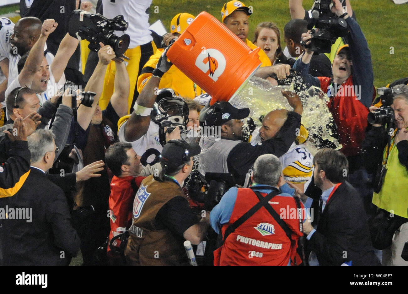 Pittsburgh Steelers Head Coach Mike Tomlin (C) seine Gatorade Feier bleibt nach dem Sieg über die Arizona Cardinals 27-23 im Super Bowl XLIII bei Raymond James Stadium in Tampa, Florida am 1. Februar 2009. (UPI Foto/John Soo Hoo) Stockfoto