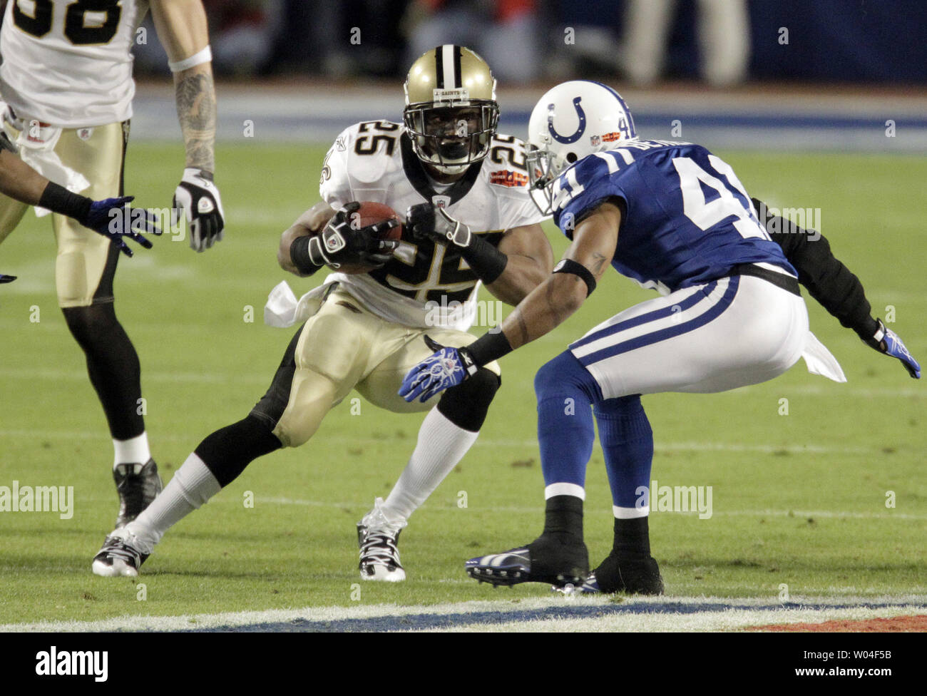 New Orleans Saints Reggie Bush zurück laufen bis Feld gegen Indianapolis Colts Sicherheit römischen Harper im ersten Quartal Super Bowl XLIV bei Sun Life Stadium in Miami am 7. Februar 2010. UPI/Mark Wallheiser Stockfoto