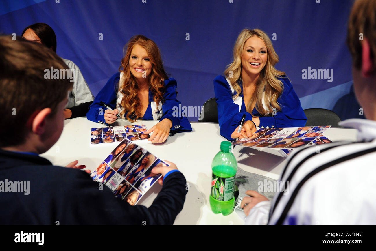 Dallas Cowboys Cheerleaders Brandi Redmond L Und Andrea Richards Autogramme Am Nfl Erfahrung Wahrend Der Woche Des Super Bowl Xlv In Dallas Texas Am 3 Februar 2011 Die Pittsburgh Steelers Ubernehmen Die