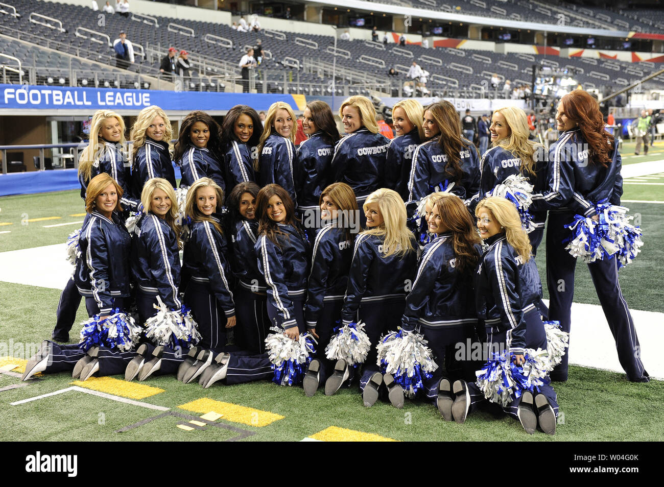 Die Dallas Cowboys Cheerleaders nehmen ein Foto des Teams auf dem Feld vor den Green Bay Packers nehmen die Pittsburgh Steelers im Super Bowl XLV an Cowboys Stadium in Arlington, Texas am 6. Februar 2011. UPI/Rob Hobson Stockfoto