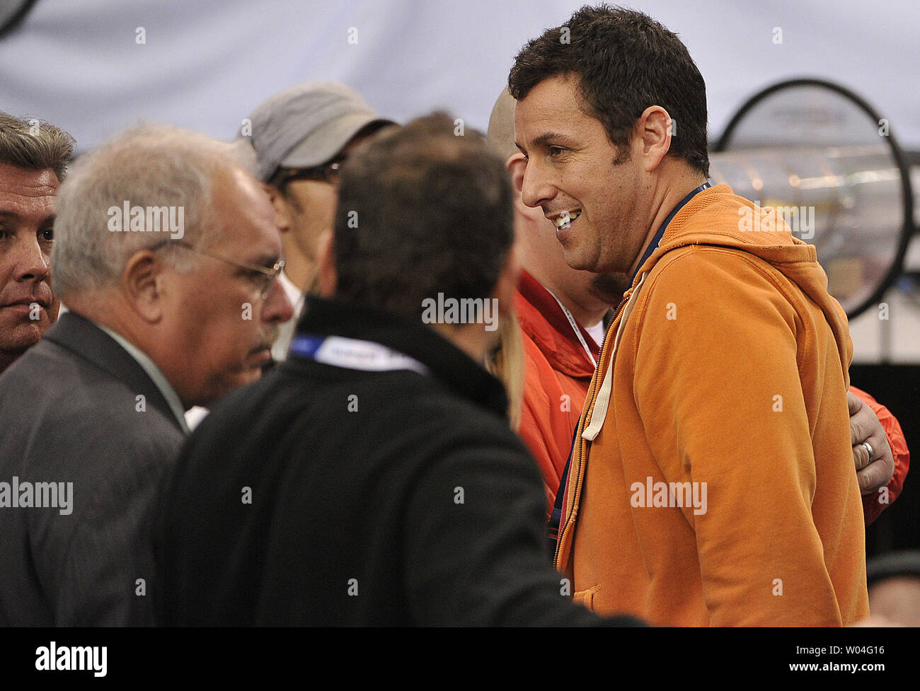 Schauspieler Adam Sandler Wanderungen Abseits vor dem Super Bowl XLV an Cowboys Stadium in Arlington, Texas am 6. Februar 2011. UPI/Brian Kersey Stockfoto