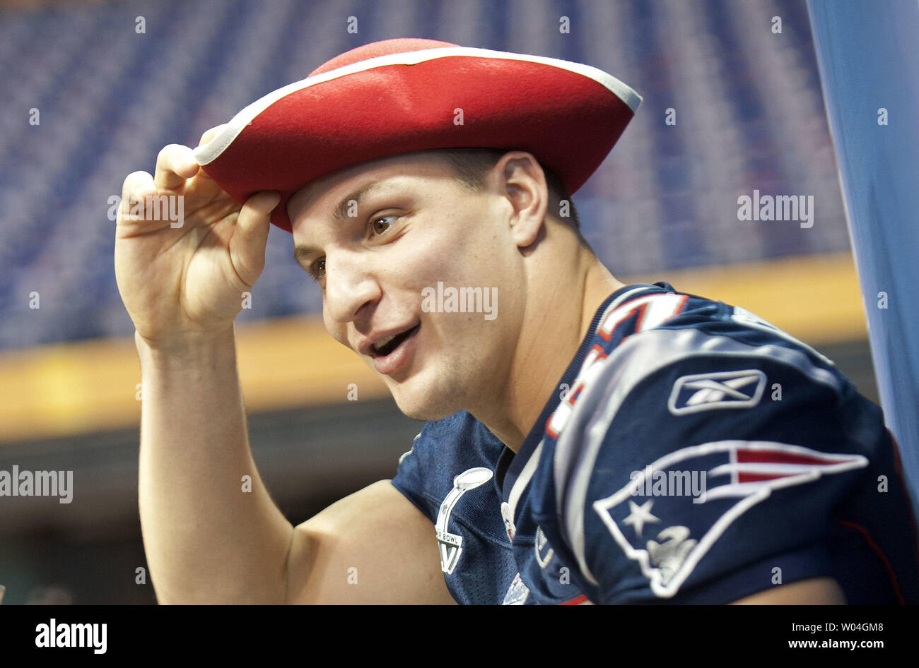 New England Patriots festes Ende Ron Gronkowski trägt ein Tri-Ecke hat, als er der Presse Gespräche während der Medien am Tag vor dem Super Bowl XLVI in Indianapolis am 31. Januar 2012. Die Patrioten die New York Giants Gesicht in Super Bowl XLVI am 5. Februar. UPI/Kevin Dietsch Stockfoto