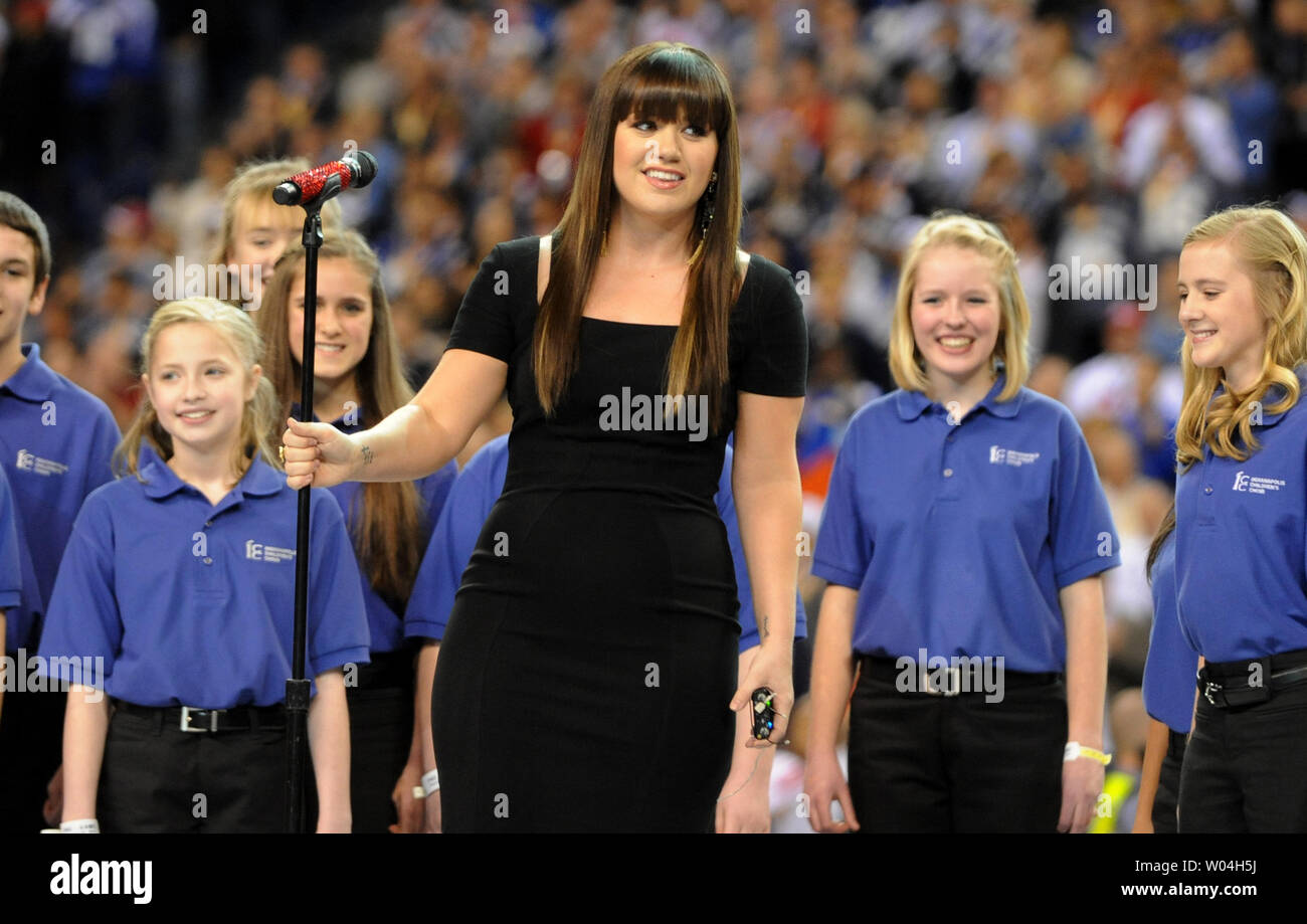 Sänger Kelly Clarkson führt die US-Nationalhymne vor Beginn der Super Bowl XLVI zwischen den New York Giants und die New England Patriots im Lucas Oil Stadium für NFL in Indianapolis, Indiana, am 5. Februar 2012. UPI/Pat Benic Stockfoto