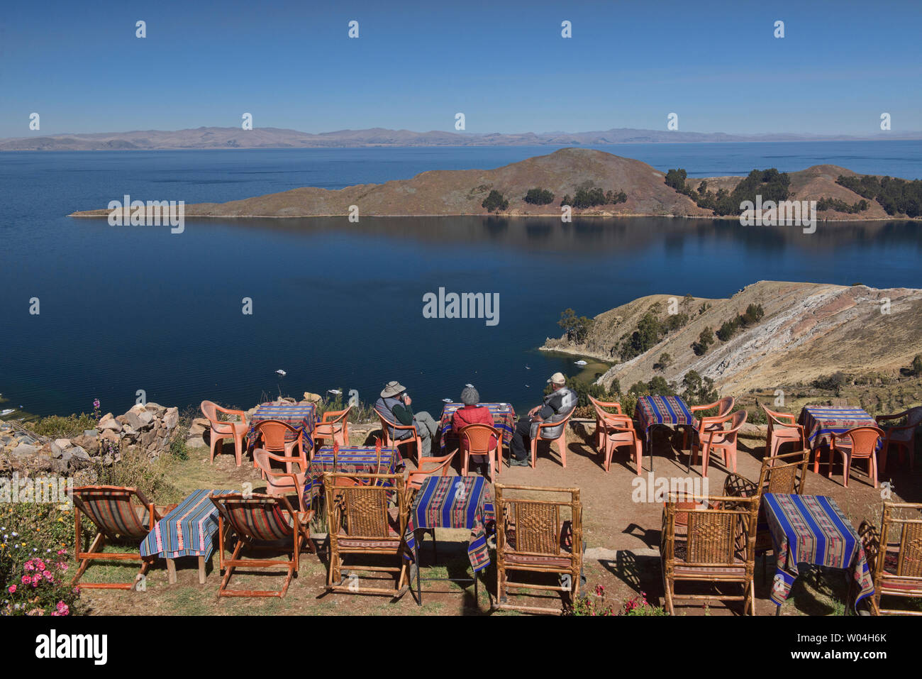 Touristen genießen die fantastische Aussicht auf den Titicacasee von yumani Dorf, Isla del Sol, Bolivien Stockfoto