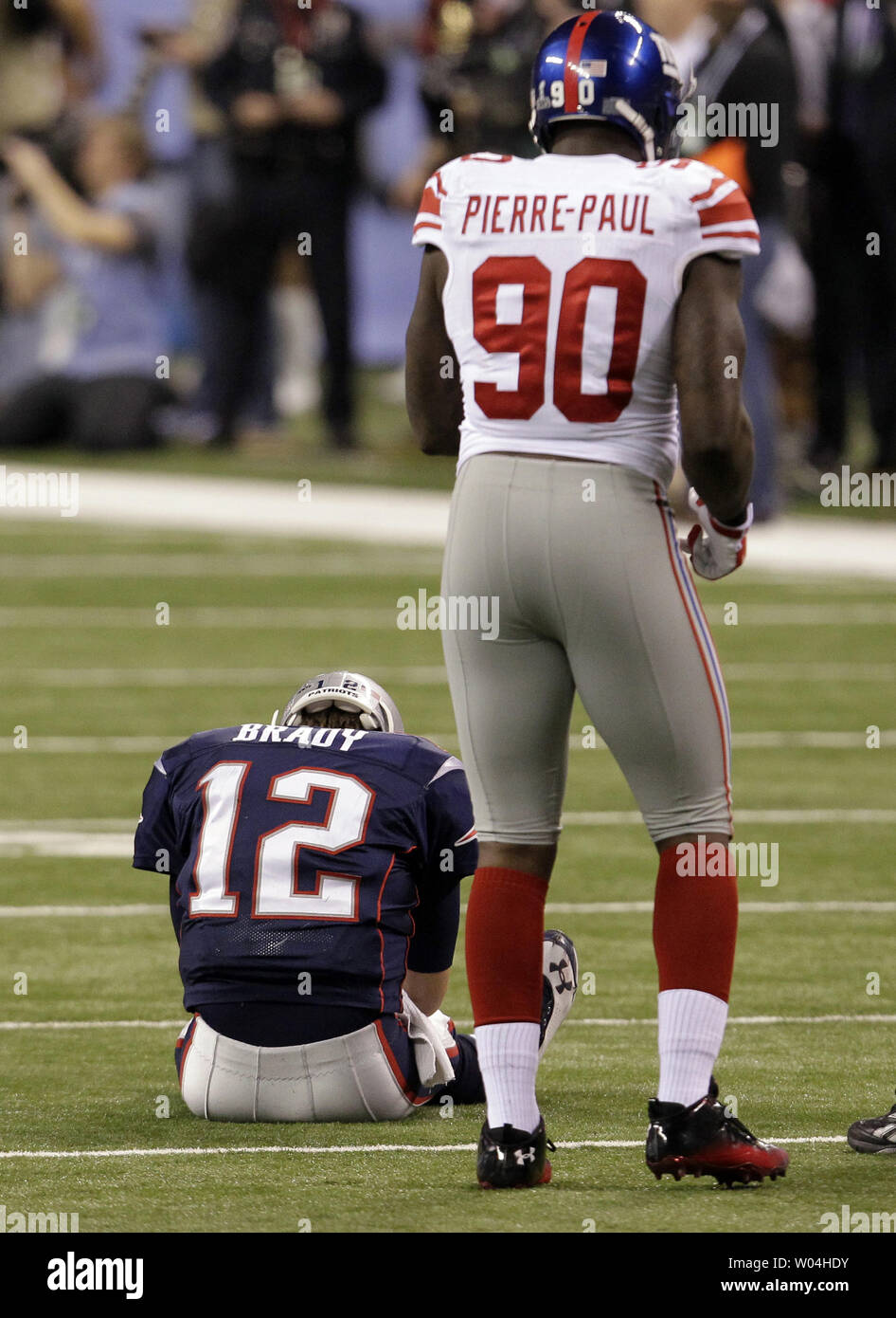 New York Giants defensive Ende Jason Pierre-Paul steht über einen gefallenen New England Patriots Quarterback Tom Brady im vierten Quartal im Super Bowl XLVI im Lucas Oil Stadium am 5. Februar 2012 in Indianapolis. Die Riesen schlagen die Patrioten 21-17 Super Bowl XLVI zu gewinnen. UPI/John angelillo Stockfoto