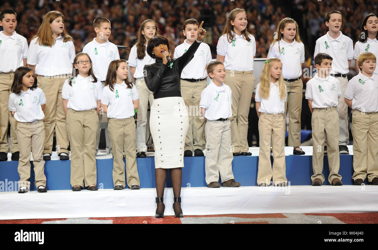 Jennifer Hudson singt "Amerika das schöne' an der Super Bowl XLVII im Mercedes-Benz Superdome am 3. Februar 2013 in New Orleans. UPI/Kevin Dietsch Stockfoto