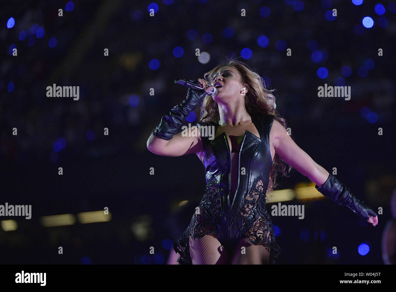 Beyonce führt während des Super Bowl XLVII Halbzeiterscheinen Mercedes-Benz Superdome am 3. Februar 2013 in New Orleans. UPI/Kevin Dietsch Stockfoto