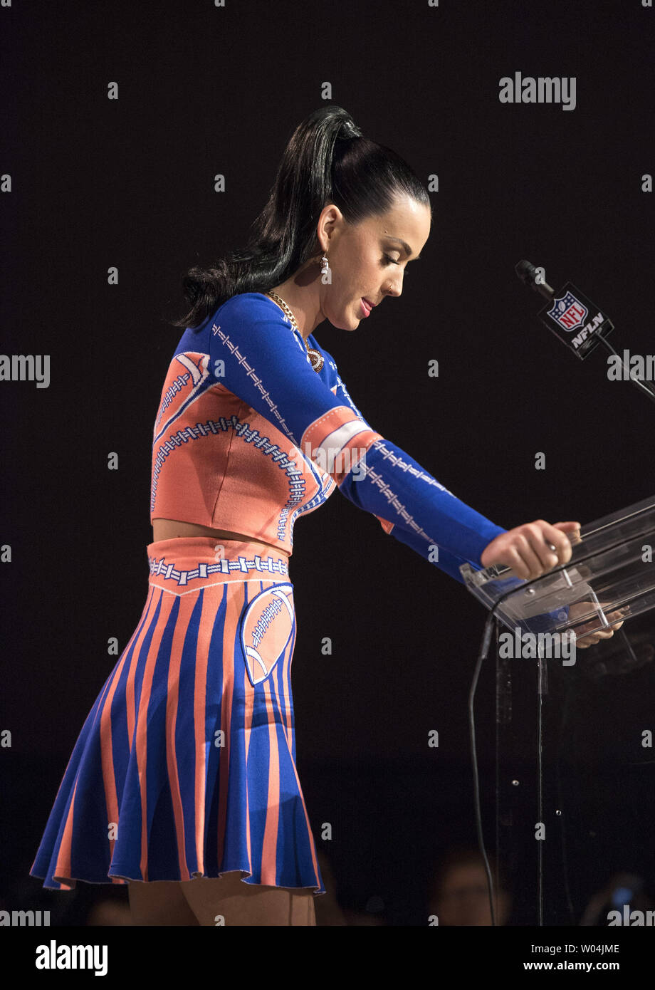 Katy Perry spricht während einer Pressekonferenz auf der halftime show für Super Bowl XLIX, in Phoenix, Arizona, 29. Januar 2015. Perry wird während der Super Bowl XLIX am 1. Februar 2015 durchführen. Foto von Kevin Dietsch/UPI Stockfoto