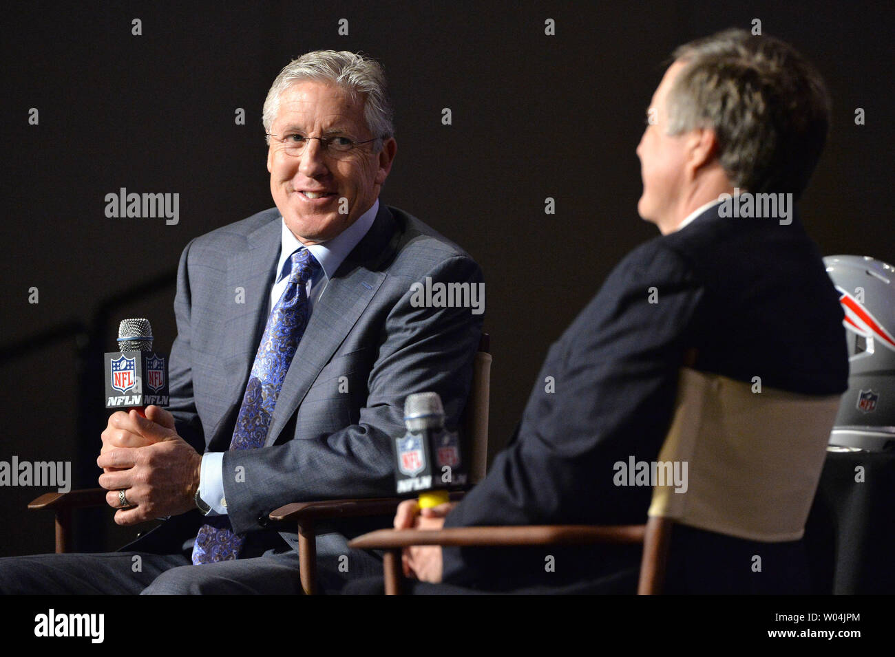 Seattle Seahawks Head Coach Pete Carroll (L) und New England Patriots Head Coach Bill Belichick Sprechen während der Trainer Super Bowl Pressekonferenz für Super Bowl XLIX in Phoenix, Arizona am 30 Januar, 2015. Super Bowl XLIV kennzeichnet die Seattle Seahawks und die New England Patriots am 1. Februar an der Universität von Phoenix Stadium in Glendale, Arizona. Foto von Kevin Dietsch/UPI Stockfoto