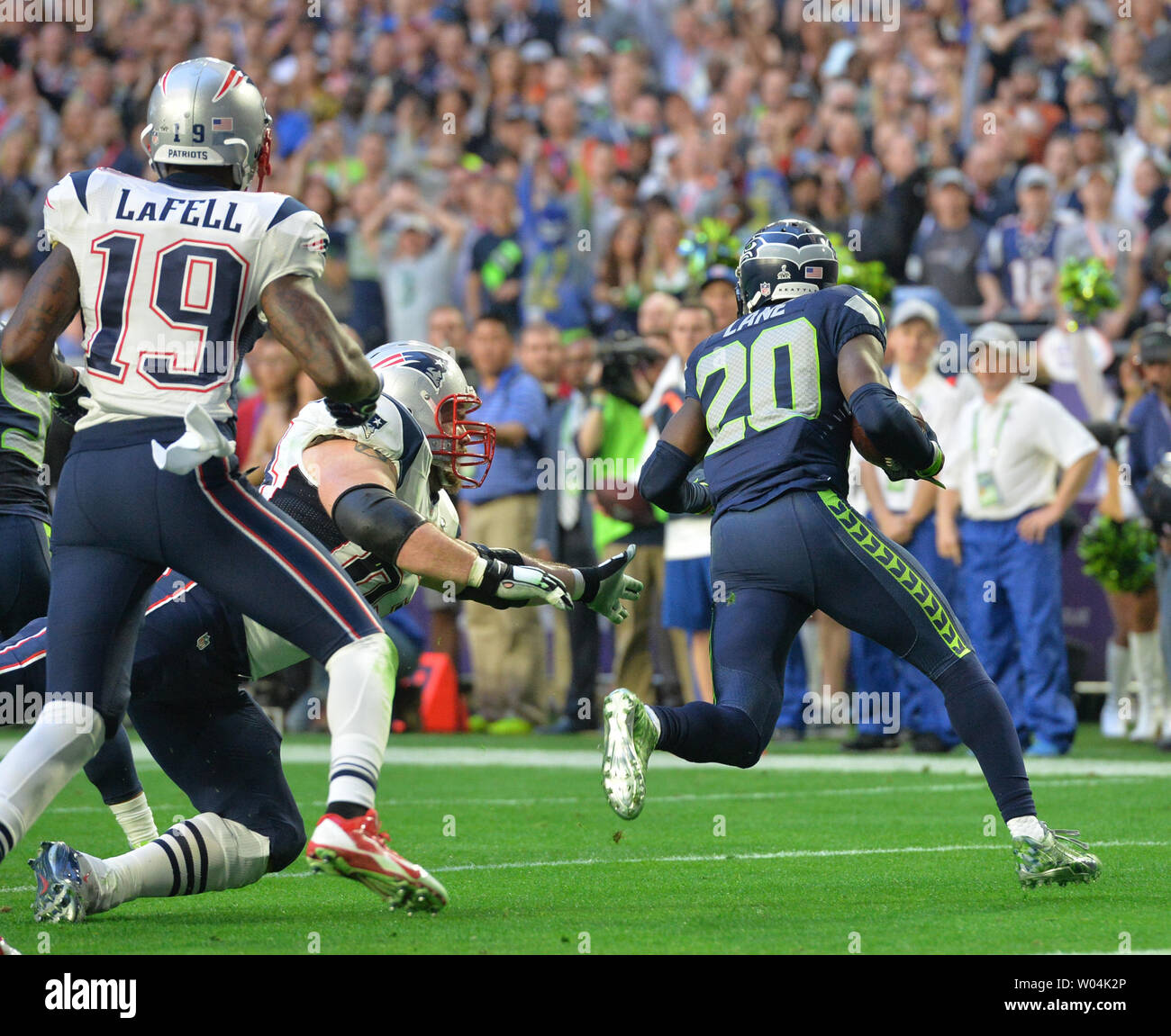 Seattle Seahawks Jeremy Lane (20) Läuft zurück einen Abgefangenen Pass durch die New England Patriots Tom Brady im ersten Quartal Super Bowl Xlix an der Universität von Phoenix Stadium in Glendale, Arizona, 1. Februar 2015. Foto von Kevin Dietsch/UPI Stockfoto