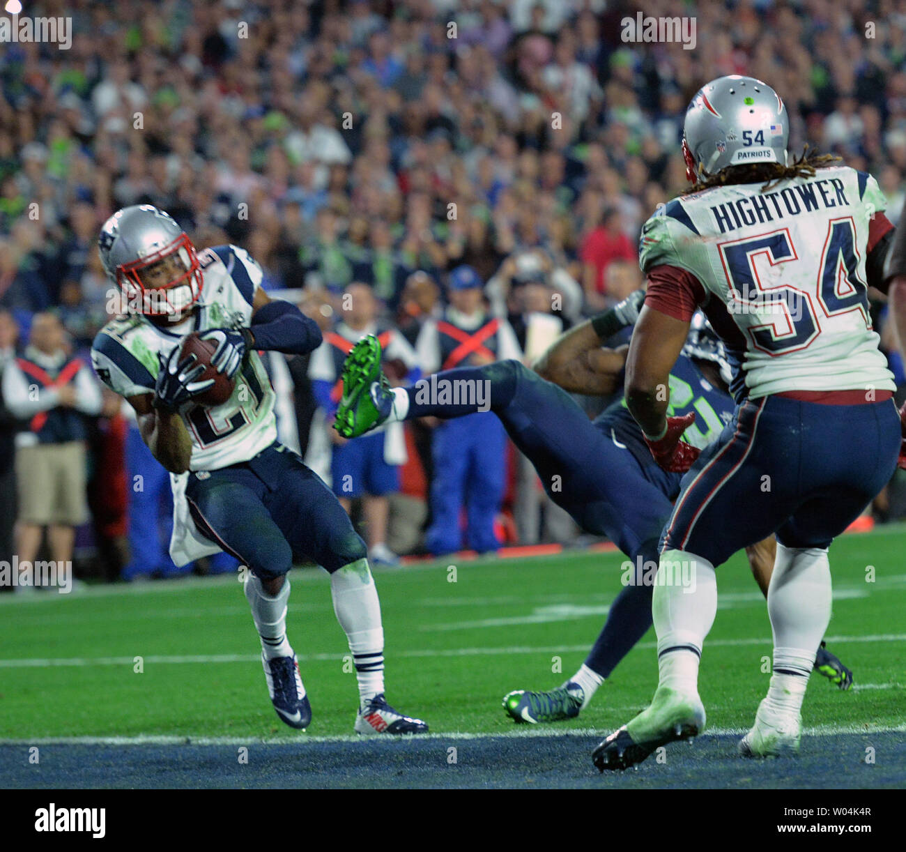 New England Patriots Malcolm Butler (L) fängt ein Seattle Seahawks Russell Wilson Pass mit 26 verbleibenden Sekunden in Super Bowl Xlix an der Universität von Phoenix Stadium in Glendale, Arizona, 1. Februar 2015. Die Patrioten gewann 28-24. Foto von Kevin Dietsch/UPI Stockfoto