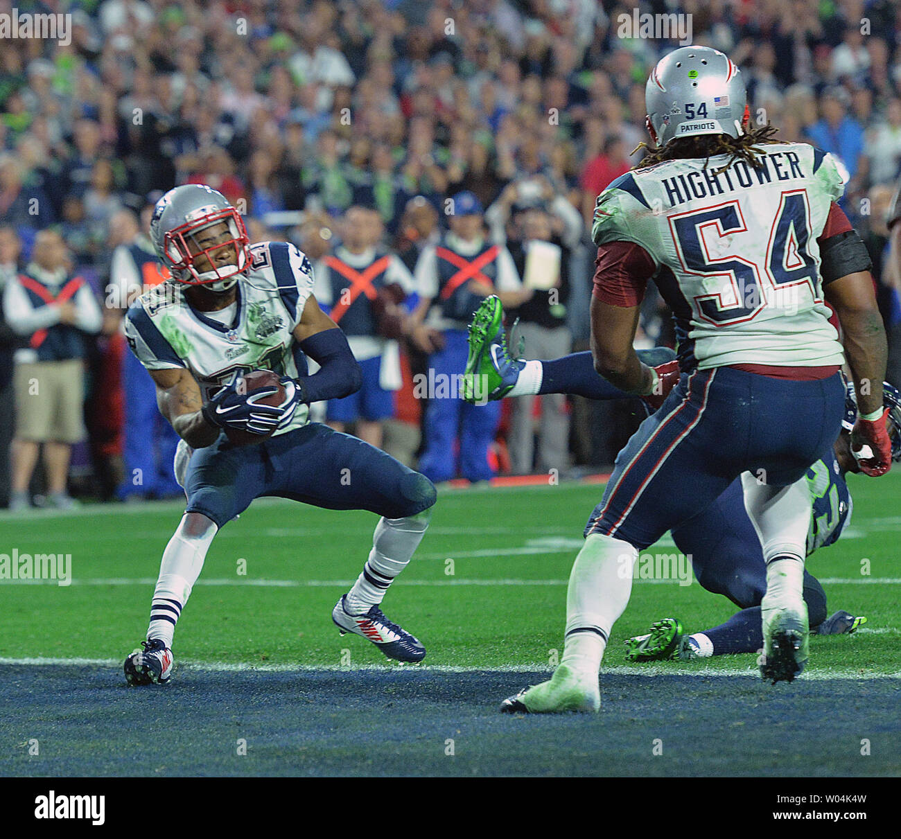 New England Patriots Malcolm Butler (L) fängt ein Seattle Seahawks Russell Wilson Pass mit 26 verbleibenden Sekunden in Super Bowl Xlix an der Universität von Phoenix Stadium in Glendale, Arizona, 1. Februar 2015. Die Patrioten gewann 28-24. Foto von Kevin Dietsch/UPI Stockfoto