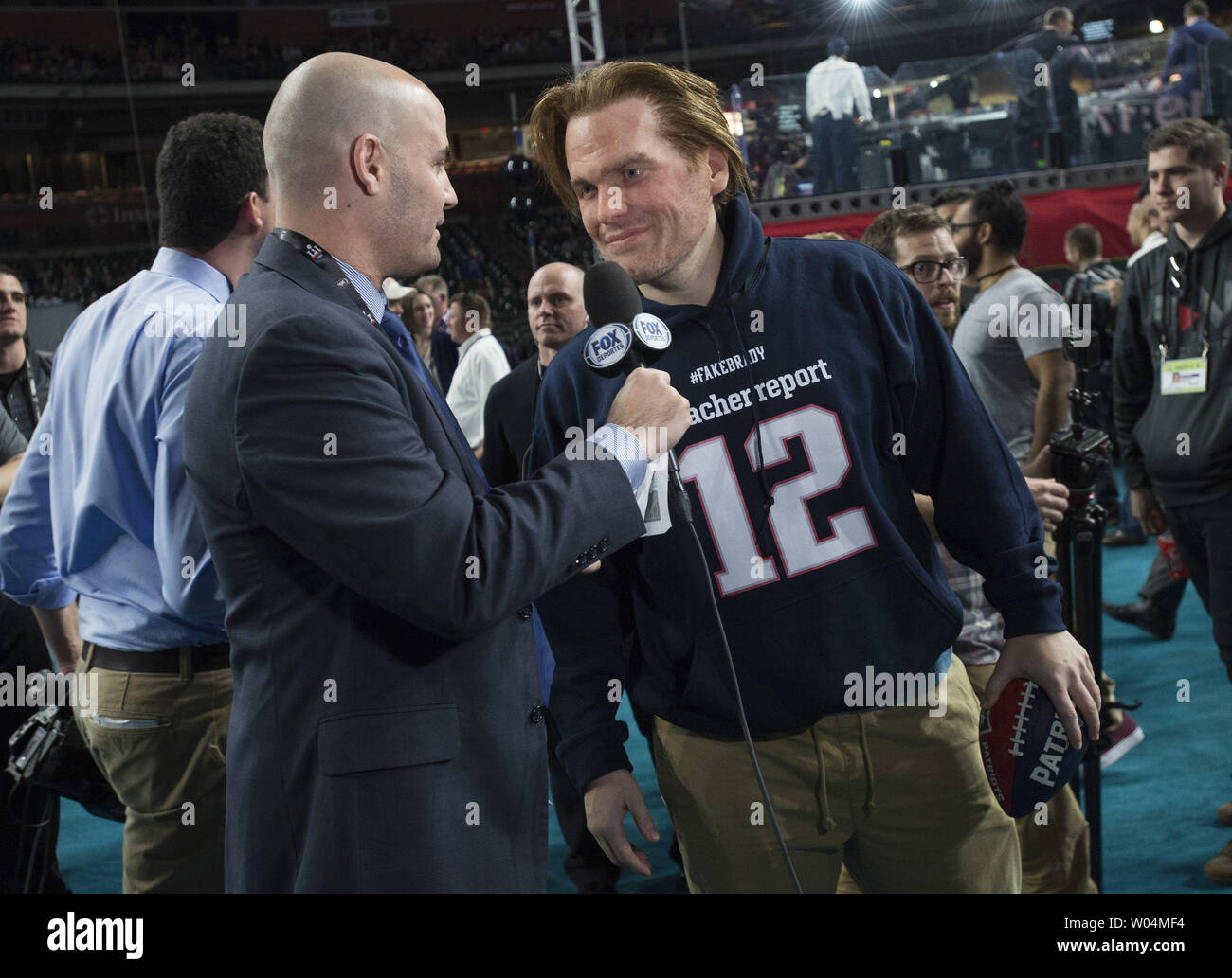 Ein Mitglied von den Medien Interviews New England Patriots Quarterback Tom Brady sehen gleich während des Super Bowl LI öffnung Nacht, im Minute Maid Park in Houston, Texas, am 30. Januar 2017. Foto von Kevin Dietsch/UPI Stockfoto