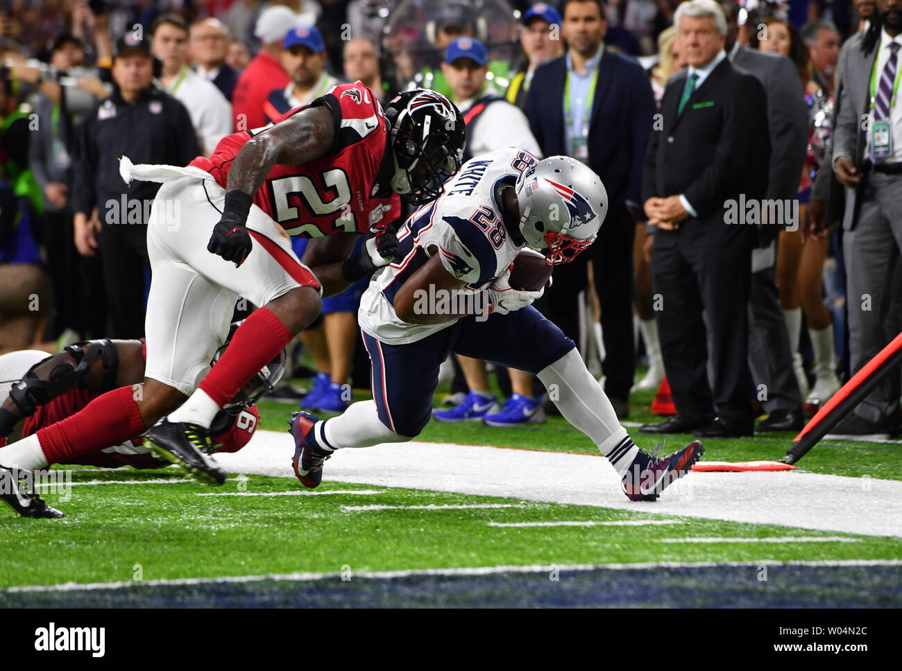 New England Patriots zurück läuft, James White nimmt eine Tom Brady Pass für die Atlanta Falcons 3 Yard-Linie vor dem Spiel durch eine Strafe im zweiten Quartal Super Bowl LI zunichte gemacht wurde an NRG Stadion in Houston am 5. Februar 2017. Foto von Kevin Dietsch/UPI Stockfoto