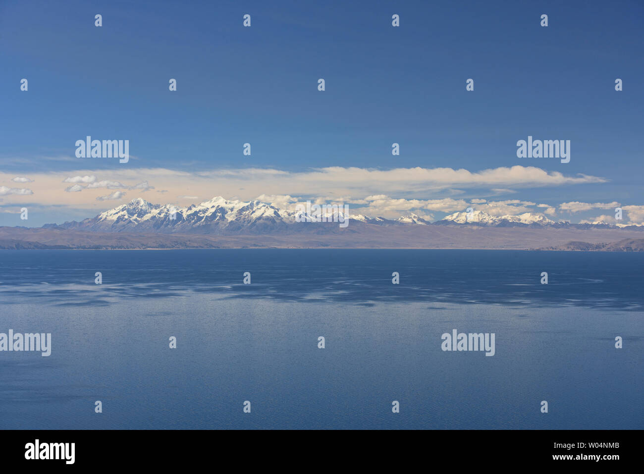 Blick auf die gesamte Cordillera Real über den Titicacasee, Isla del Sol, Bolivien Stockfoto
