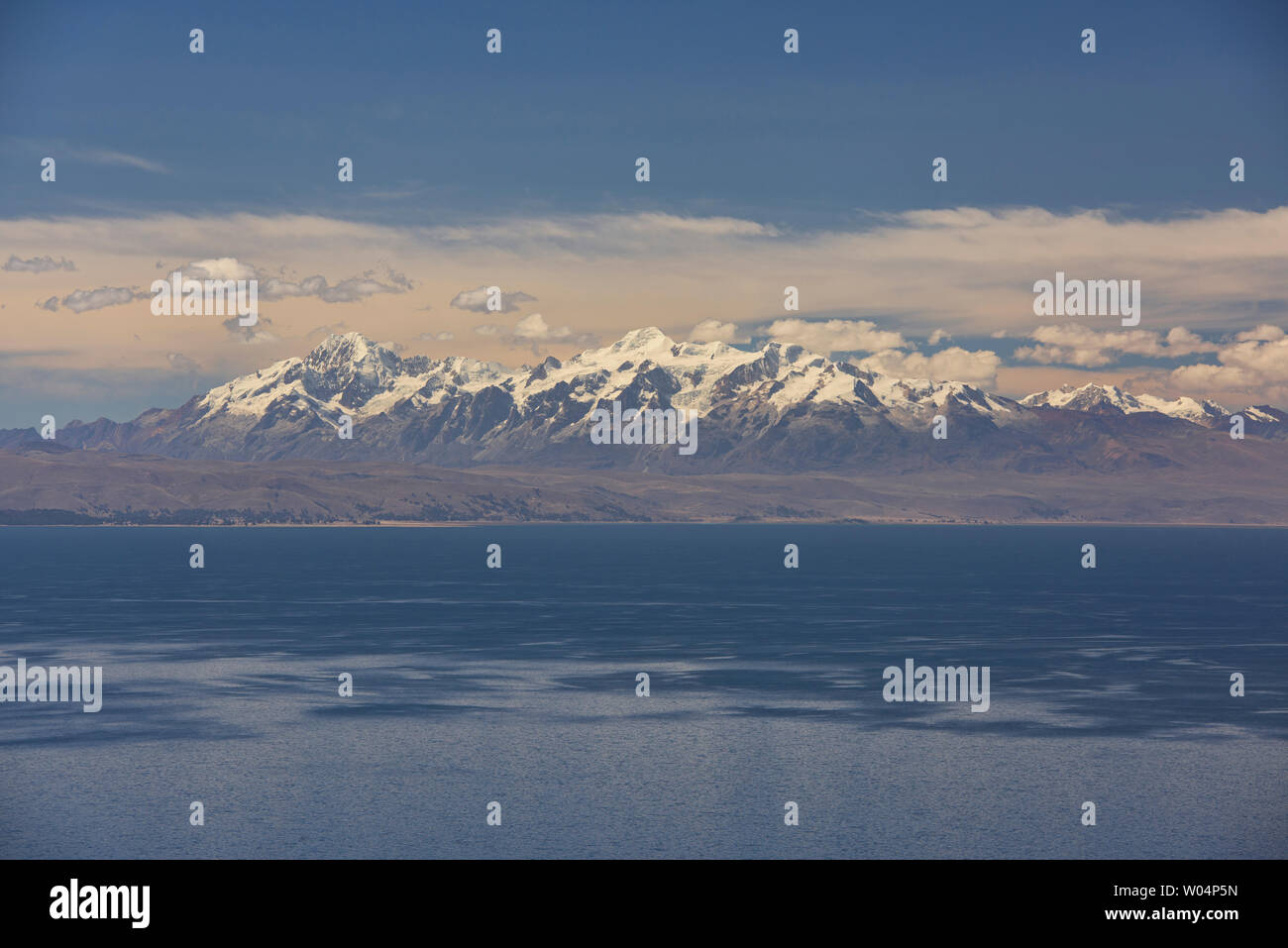 Blick auf die gesamte Cordillera Real über den Titicacasee, Isla del Sol, Bolivien Stockfoto