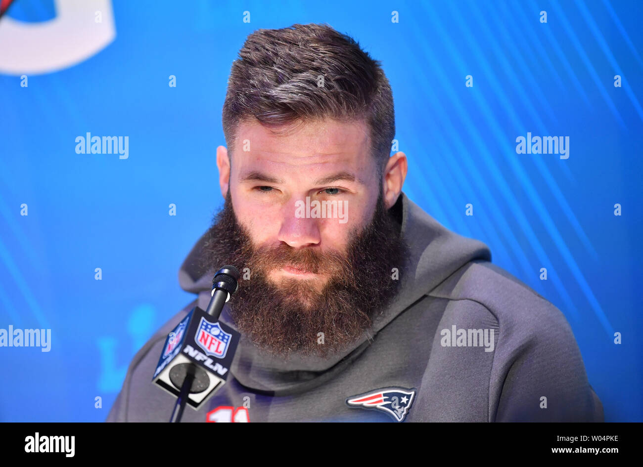 New England Patriots Julian Edelman spricht mit den Medien, als er in der Super Bowl öffnung Nacht am State Farm Arena kommt am 28 Januar, 2019 in Atlanta. Die Los Angeles Rams wird die New England Patriots im Super Bowl LIII am Sonntag, 3. Februar spielen. Foto von Kevin Dietsch/UPI Stockfoto