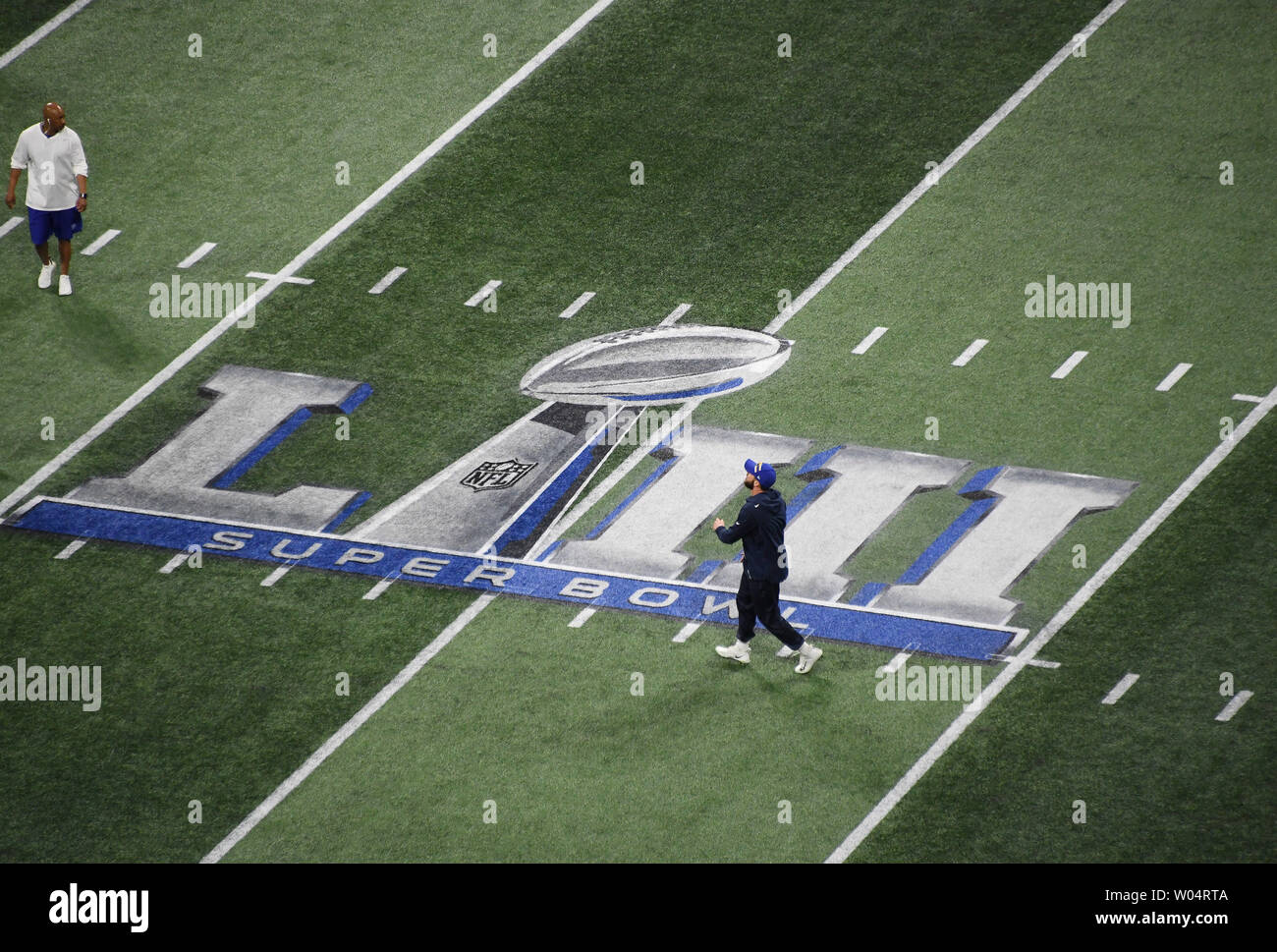 Spieler warm up in der Nähe des Super Bowl LIII Logo vor dem New England Patriots der Los Angeles Rams bei Mercedes-Benz-Stadion in Atlanta Gesicht am 3. Februar 2019. Foto von Jon SooHoo/UPI Stockfoto