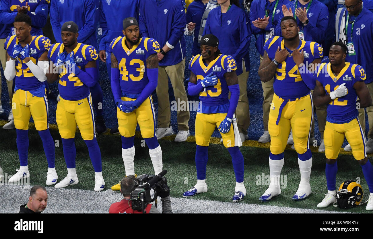 Die Los Angeles Rams stehen an Aufmerksamkeit für die Nationalhymne vor den New England Patriots für Super Bowl LIII bei Mercedes-Benz-Stadion in Atlanta am 3. Februar 2019. Foto von Jon SooHoo/UPI Stockfoto