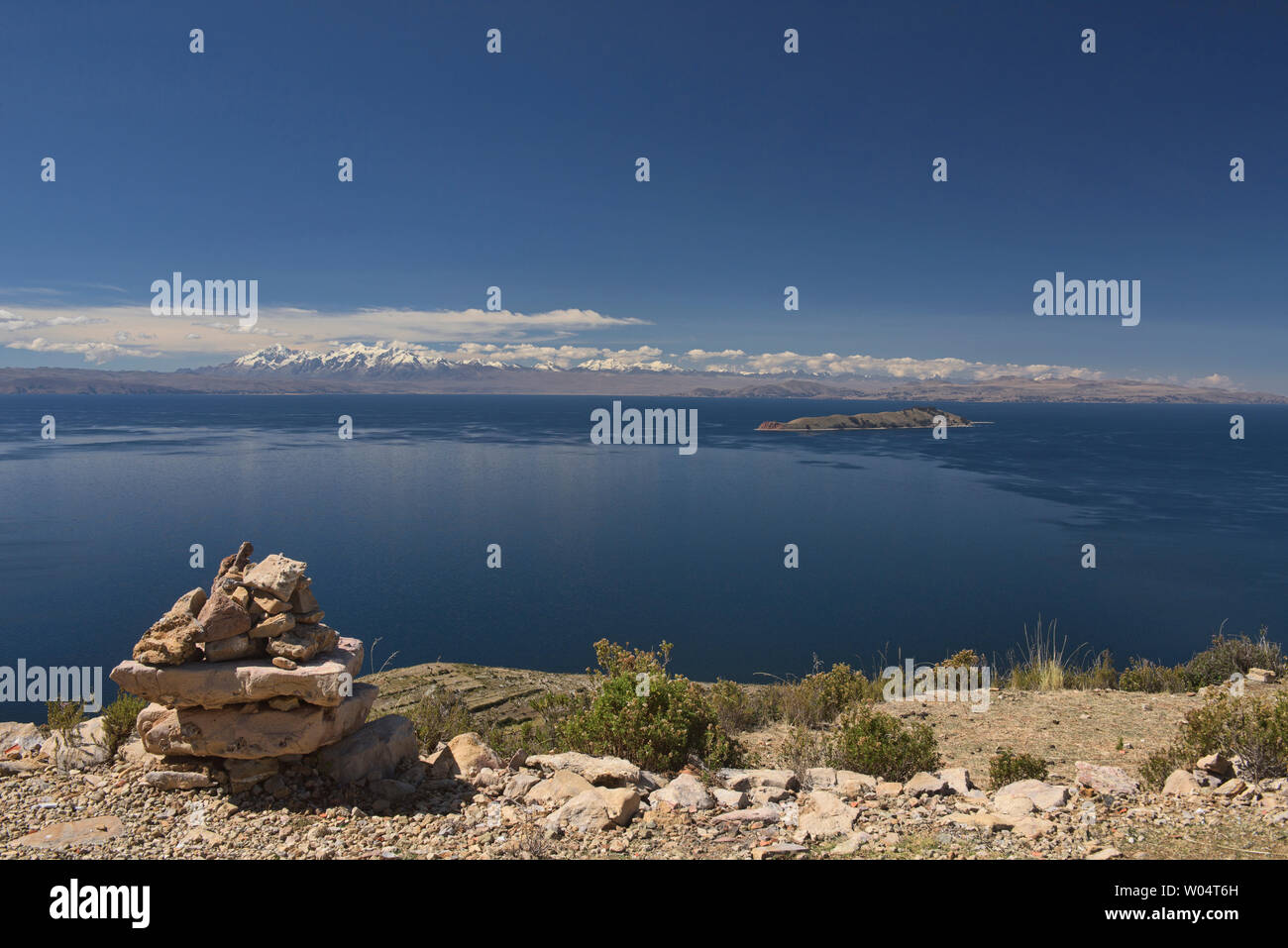Blick auf die gesamte Cordillera Real über den Titicacasee, Isla del Sol, Bolivien Stockfoto