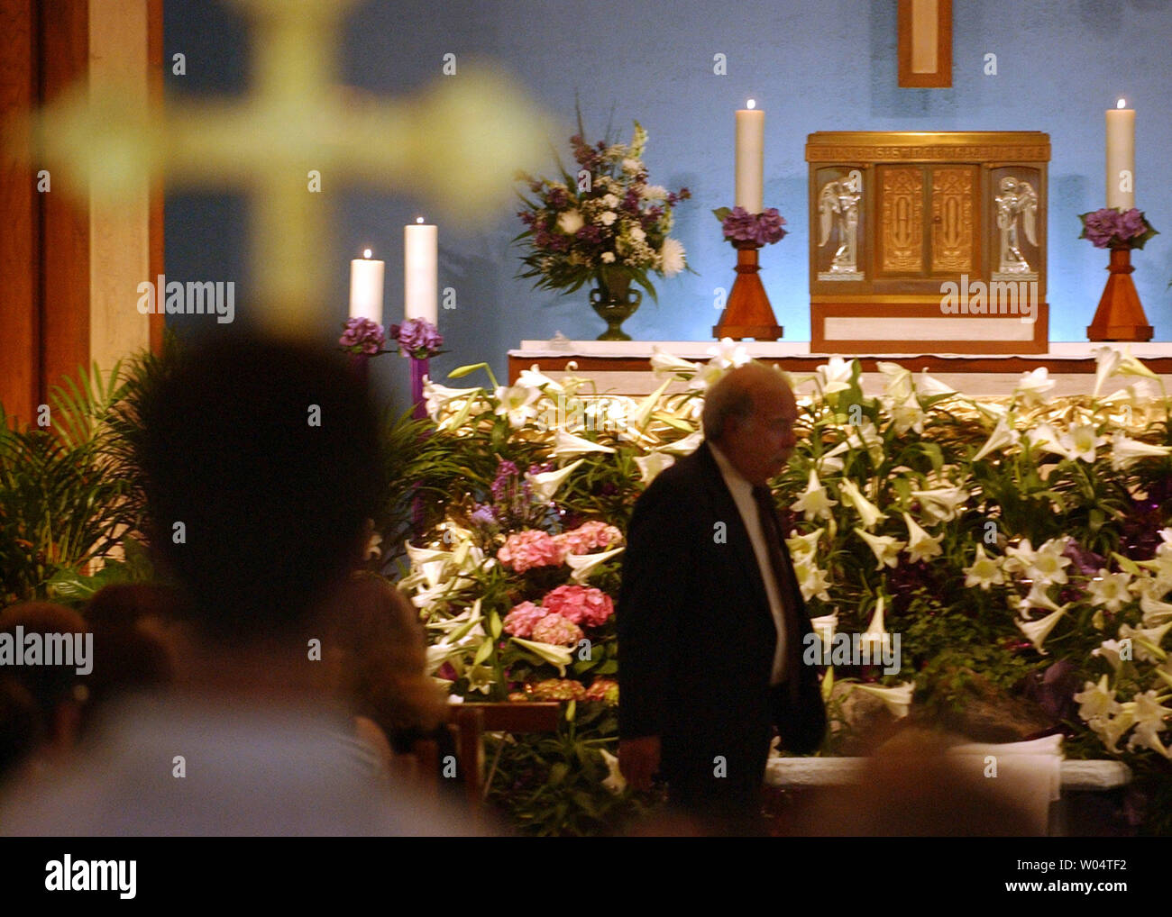 Ohne Körper auf zu trauern, Bob Schindler Spaziergänge Vergangenheit ein Array von Blumen während einer Trauerfeier für seine Tochter Terri Schiavo an den Heiligen Namen Jesu Katholische Kirche in Gulfport, Florida. April 5, 2005. Schiavo, die 13 Tage nach Ihrem Einfüllöffnung starb entfernt wurde, wurde auf der Basis von Was ist die längste und am meisten gestritten Rechts-nach-sterben Hof Schlacht in der Geschichte der USA. Michael Schiavo, Terri's Ehemann war, hatte ihr bleibt verbrannt und die Asche in einer Familie Grundstück in Pennsylvania gegen den Willen der Familie Schindler zu begraben. (UPI Foto/Cathy Kapulka) Stockfoto