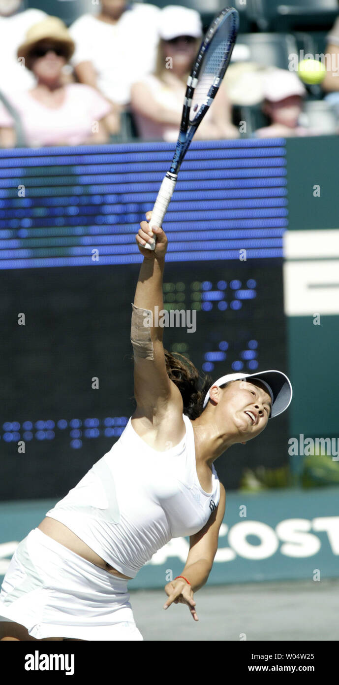 Shuai Peng von China dient gegen Tatiana Golovin von Frankreich in der dritten Runde der Family Circle Cup Turnier in Charleston, South Carolina am 12. April 2007. Golovin gewann in drei Sätzen 6-2, 4-6, 6-3. (UPI Foto/Nell Redmond) Stockfoto