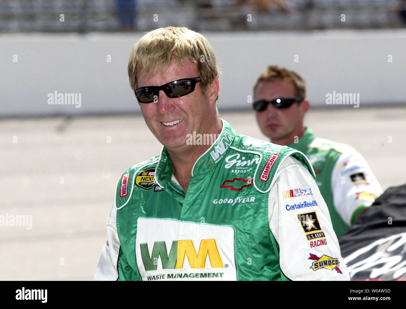 Sterling Marlin lacht auf Grubestraße im Qualifying für den Dodge Avenger 500 NASCAR Nextel Cup Rennen auf dem Darlington Raceway in Darlington, South Carolina am 11. Mai 2007. (UPI Foto/Nell Redmond) Stockfoto