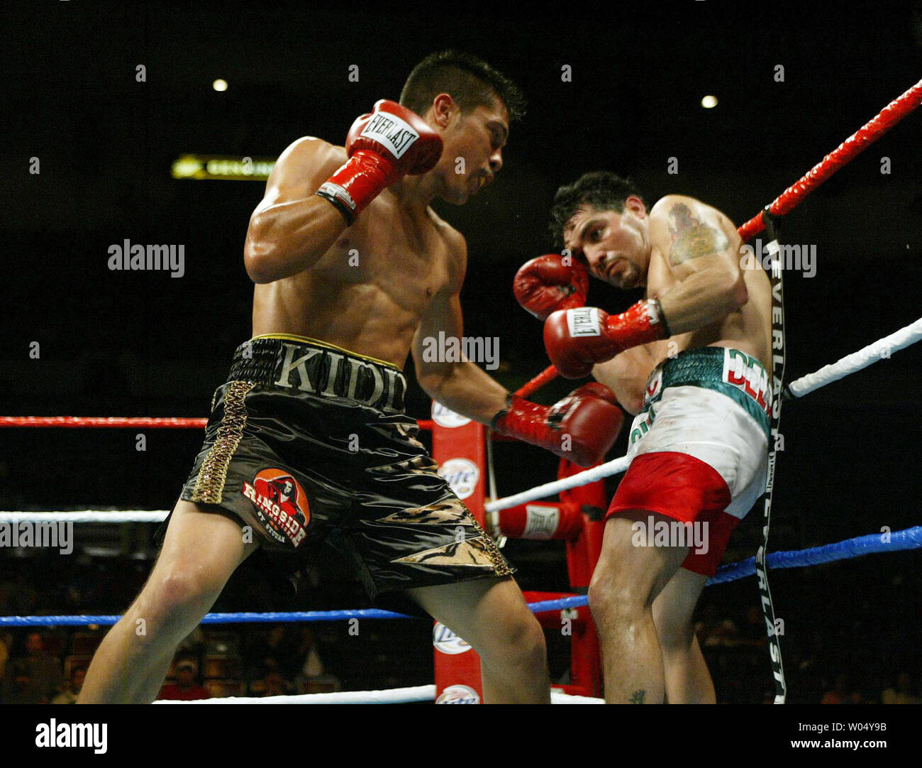 Julio Diaz, links, von Coachella, CA, fängt die Welt leichte Titel von Meister Javier Jauregui von Mexiko mit einem hart umkämpften 12 runde Entscheidung in der San Diego Sports Arena in San Diego, Kalifornien, 13. Mai 2004. (UPI Foto/Roger Williams). Stockfoto