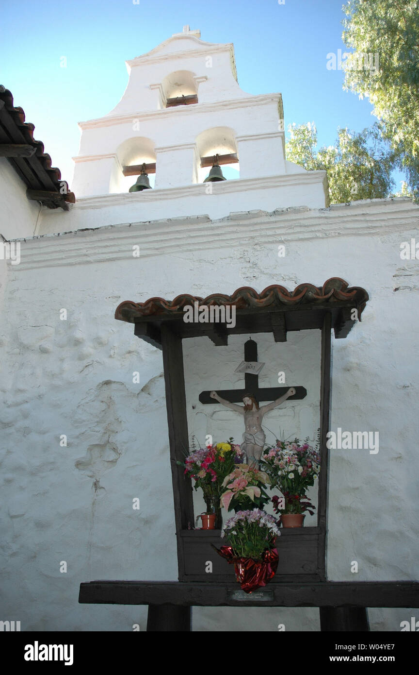 Mission Basilica San Diego, der erste der 21 Mission in der Kalifornien Mission Kette abgebildet ist, 3. Dezember 2004, nach der eine Klage eingereicht 2. Dezember in Washington, D.C zur Aufbewahrung in Kalifornien 21 Verschlechterung der Missionen erhält 10 Mio. $ Reparaturen gewähren, dass Präsident Bush genehmigt. Amerikaner für die Trennung von Kirche und Staat ordnete den Anzug im US-Bezirksgericht für den Bezirk Columbia aus Gründen, dass die Bundesmittel auf Gebäude, die Gottesdienste halten verstößt gegen die Lehre von der Trennung von Kirche und Staat. Stockfoto