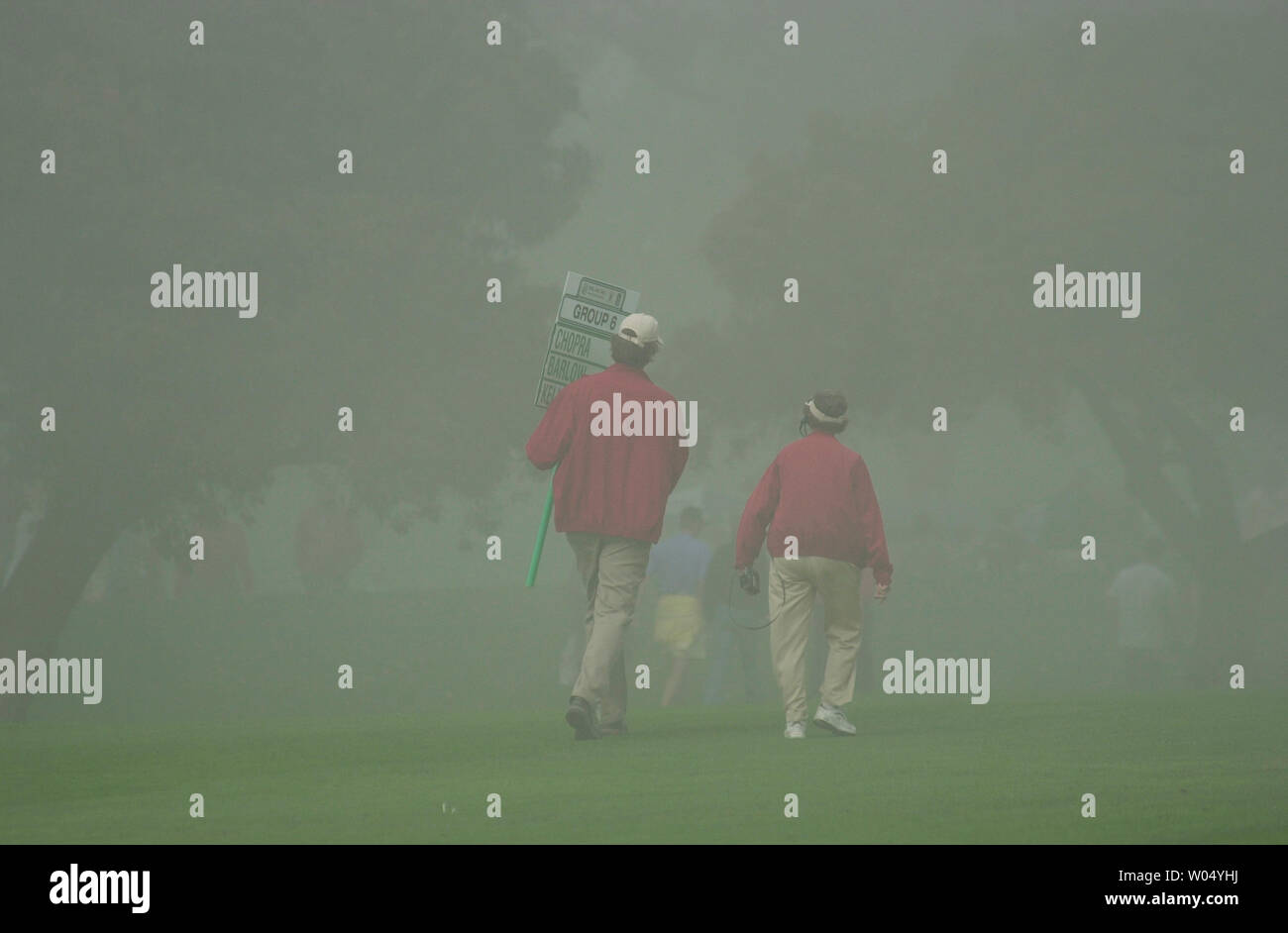Golf Marschälle gehen weg vom Kurs, 22. Januar 2005 nach Nebel spielen zum dritten Mal in zwei Tagen während des Buick Invitational am Torrey Pines Golf Course in San Diego, Kalifornien, verzögert. Das Turnier später fortgesetzt mit Tom Lehman und Tiger Woods den Tag als Co - Führer mit 14 unter Par (UPI Foto/Earl S. Cryer) Stockfoto