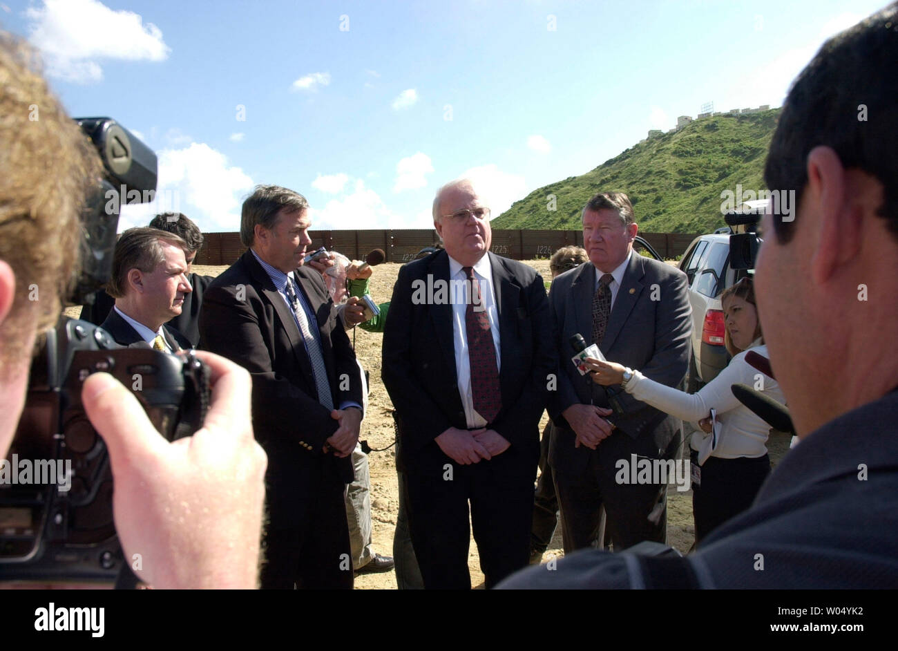 L-R House Armed Services Committee Chairman Rep Duncan Hunter, R-CA, Haus Vorsitzender Rep. James Sensenbrenner, R-WI, und Rep. Randy Cunningham, R-CA, halten eine Pressekonferenz, 29. März 2005, entlang einer einzigen Grenzzaun in Schmuggler Gulch in der Nähe von San Diego, Kalifornien. Sie forderten die Beendigung einer 14 km befestigte triple Grenzzaun entlang der Grenze mit San Diego, Tijuana, Mexiko, in Missachtung der Auswirkungen auf die Umwelt, den Endangered Species Act und andere Bedenken zum Bau des Zauns. (UPI Foto/Earl S. Cryer) Stockfoto