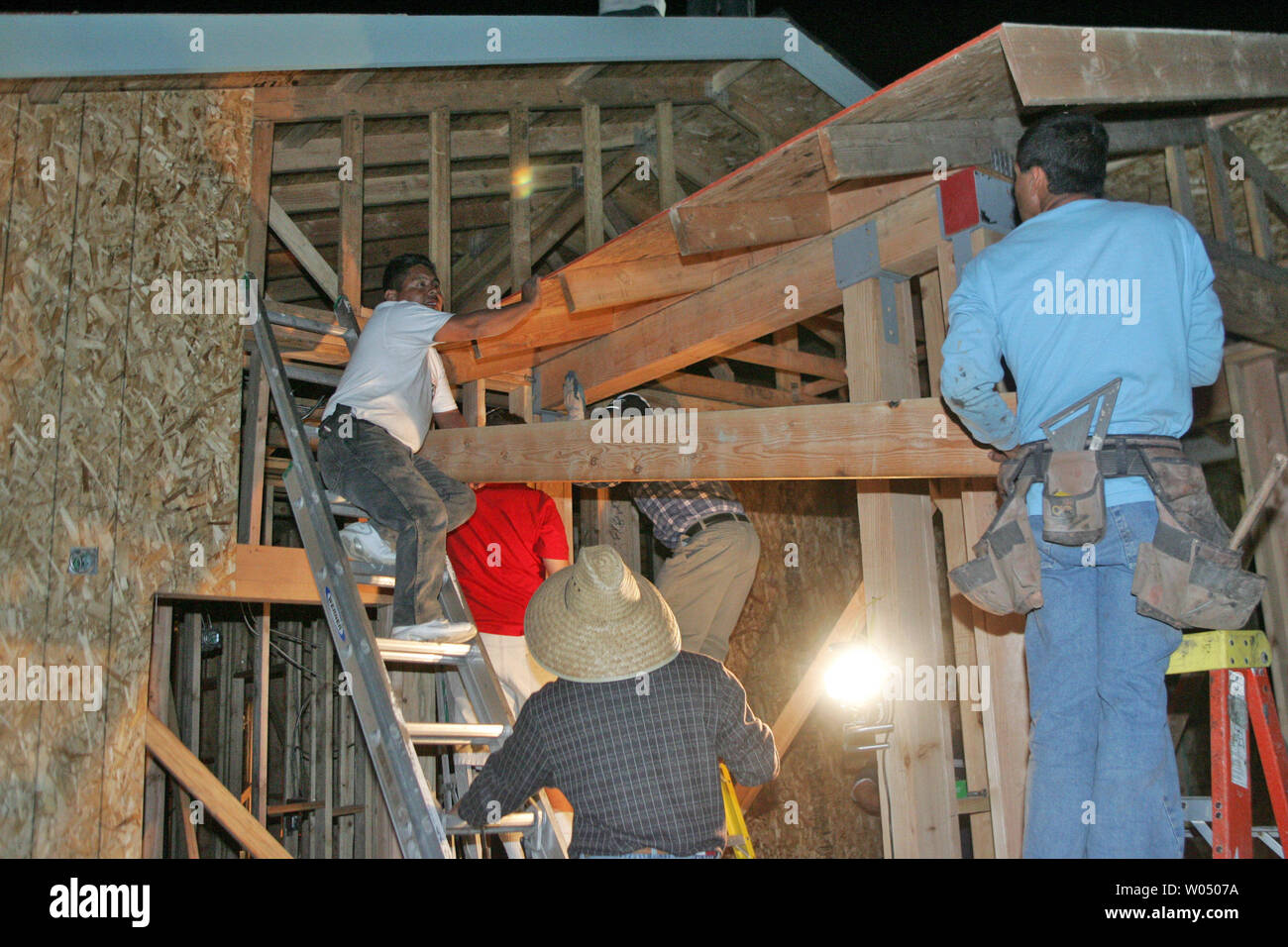 Mehrere Hundert freiwillige Arbeit durch die Nacht Kaliforniens erste 'Kirche in einem Tag" in Barrio Logan, San Diego, CA, 19. November 2005 zu bauen. Die Vereinigte Pfingstgemeinde, auf einer Website, die noch eine Deponie am Freitag wurde gebaut, ist geplant für Sonntag nachmittag Dienstleistungen abgeschlossen sein. (UPI Foto/Roger Williams). Stockfoto