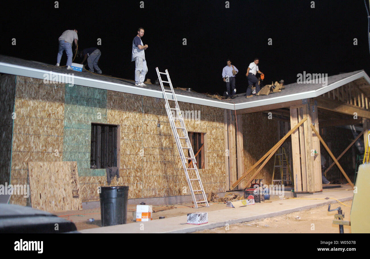 Mehrere Hundert freiwillige Arbeit durch die Nacht Kaliforniens erste 'Kirche in einem Tag" in Barrio Logan, San Diego, CA, 19. November 2005 zu bauen. Die Vereinigte Pfingstgemeinde, auf einer Website, die noch eine Deponie am Freitag wurde gebaut, ist geplant für Sonntag nachmittag Dienstleistungen abgeschlossen sein. (UPI Foto/Roger Williams). Stockfoto