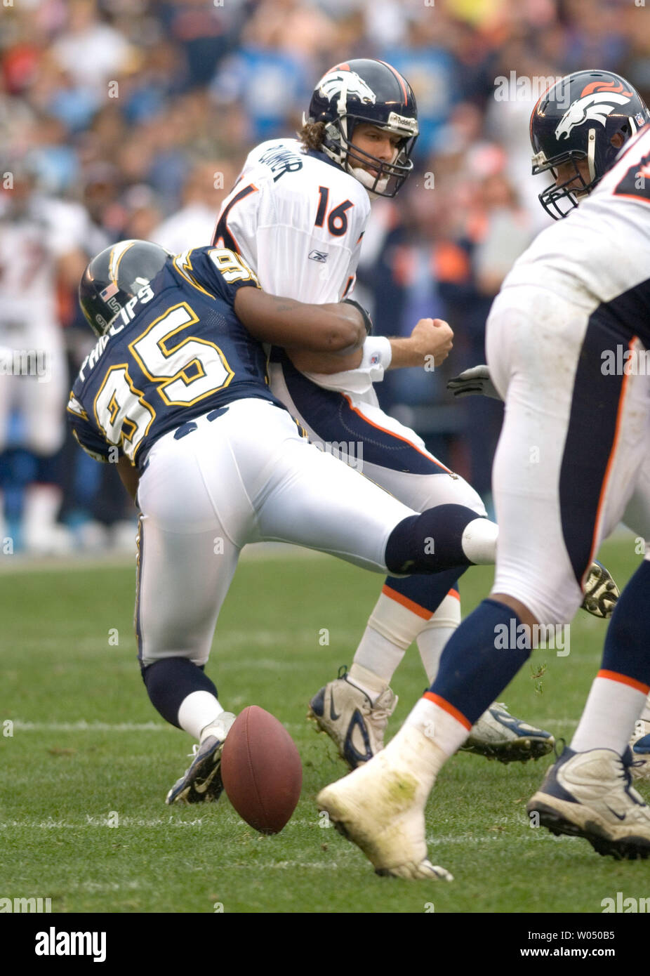 Denver Broncos Quarterback Jake Plummer (16) Uhren die Fußball bounce lose, während sie durch San Diego Ladegerät linebacker Shaun Phillips (95) Eine im ersten Quartal, 31. Dezember 2005, in dem Qualcomm Stadium in San Diego in Angriff genommen wird. Die Broncos besiegt das Ladegerät 23 - 7 ihre Aufzeichnung bis 13-3 zu verbessern und zugleich die Ladegeräte 9-7 fiel. (UPI Foto/Joel Zwink) Stockfoto