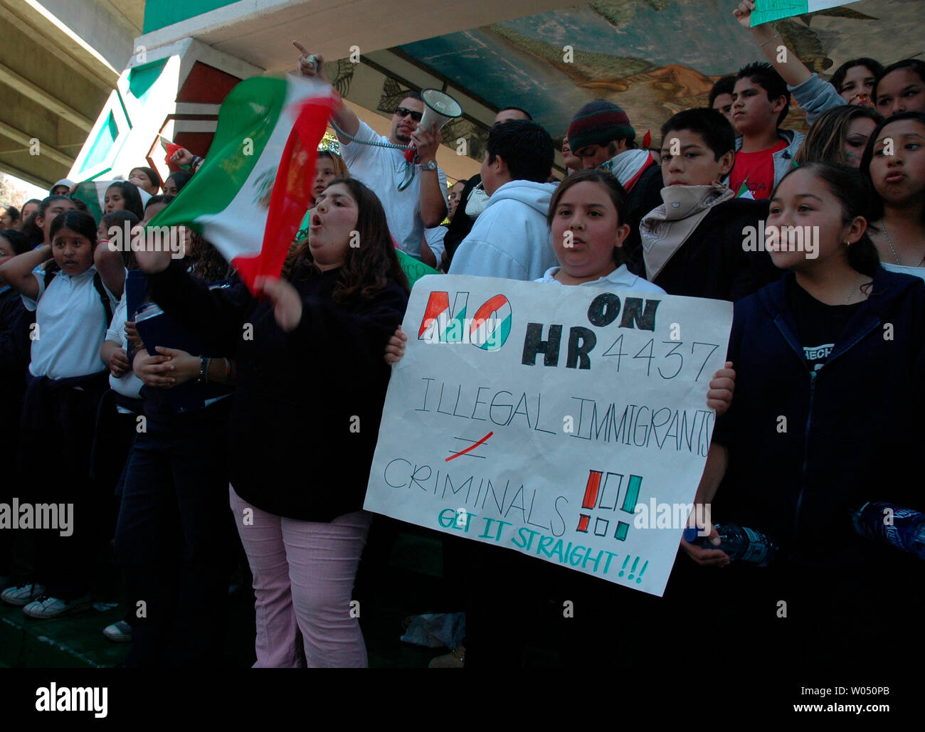 Hunderte von mittleren und High School Hispanic Kursteilnehmer die übersprungene Schule März 29, 2006, Chicano Park in der Nähe der Innenstadt von San Diego, Kalifornien, zu protestieren. Die Studenten waren äußern ihre Opposition zu Kongreß bill HR 4437, einer Rechnung, die die Fähigkeit der Regierung zur Durchsetzung der Einwanderung zu stärken. (UPI Foto/Earl S. Cryer) Stockfoto