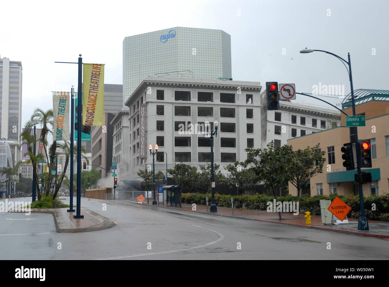 Das siebenstöckige Hotel San Diego ist durch Implosion zerstört, 15. April 2006 in San Diego, Kalifornien, um den Weg für eine neue Federal Courthouse. 358 Pfund Sprengstoff verwendet werden, um das Hotel 1914 erbaut, Produktion von 25.000 Tonnen von Schutt in einer Angelegenheit von Sekunden. (UPI Foto/Earl S. Cryer) Stockfoto