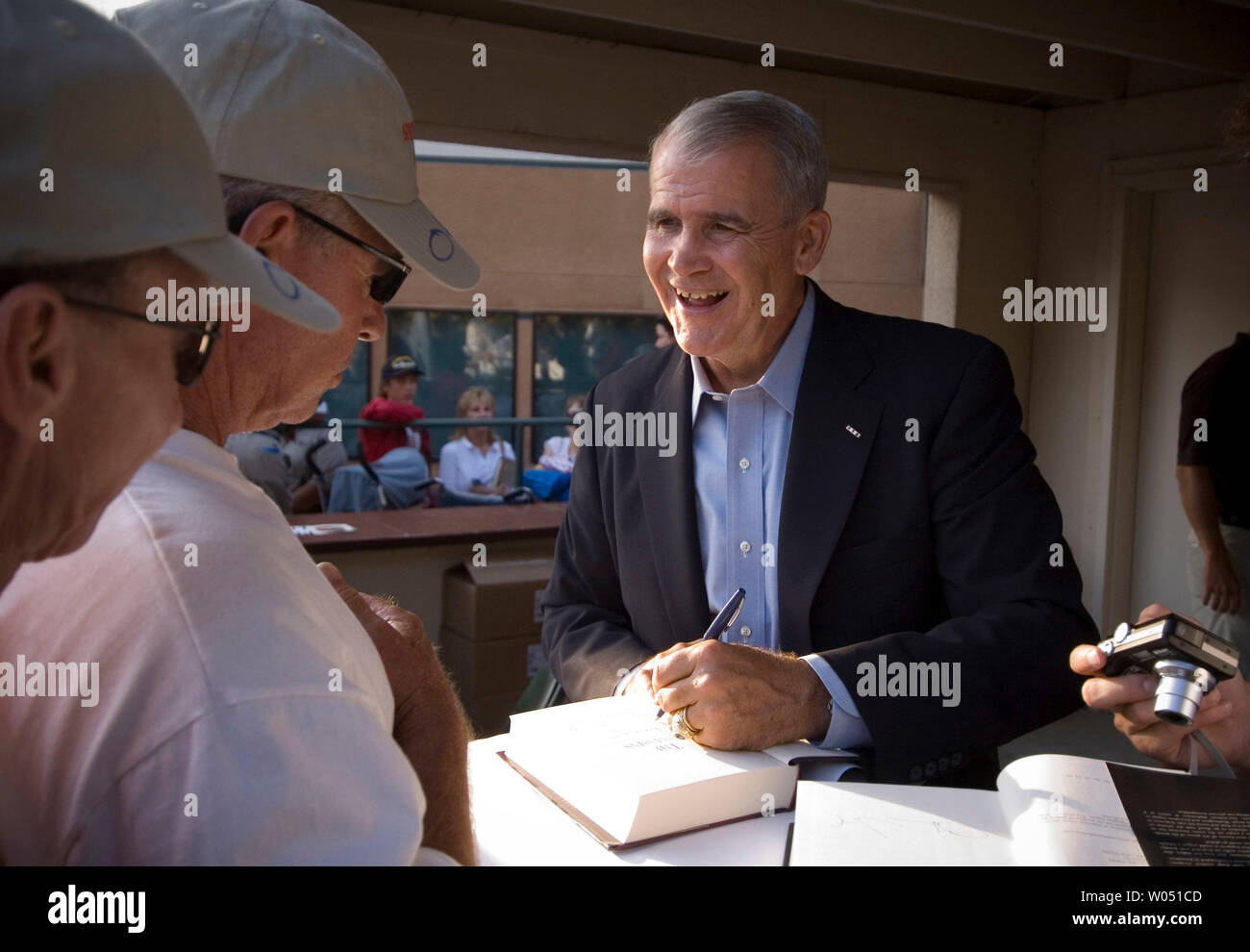 Der frühere US-Marine Oliver North der Iran-Contra-Affäre fame Autogramme während der Sean Hannity Freiheit Konzert, 2. August 2006 an den Coors Amphitheater in Chula Vista, Kalifornien. Mit Country Sänger Hank Williams jr, die Charley Dementis Band und Lee Greenwood, das Konzert zeichnete Konservativen aus ganz Südkalifornien. (UPI Foto/Earl S. Cryer) Stockfoto