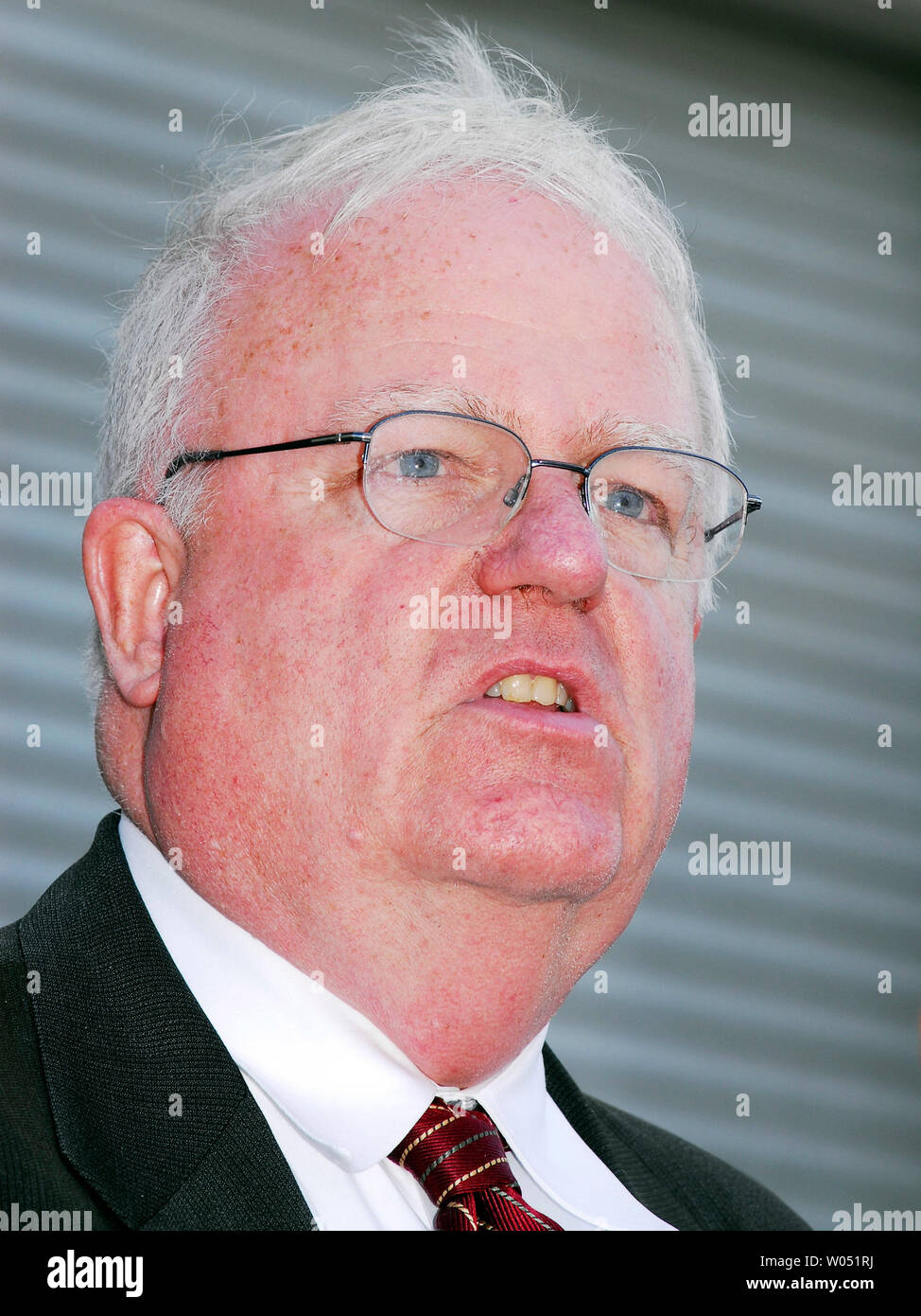 Us-Kongressabgeordnete James Sensenbrenner, R-Wis spricht auf einer Pressekonferenz in der Nähe der US-mexikanischen Grenze bei San Diego am 4. Oktober 2006, nach Präsident George W. Bush eine Rechnung in Arizona zu 700 Meilen von Zaun kostet 1,2 Milliarden Dollar an der Grenze zu Mexiko unterzeichnete, meist in robusten und abgelegenen Gebieten von Kalifornien und Arizona. Die Rechnung wird außerdem mehr Durchsetzung durch die Einstellung von mehr Border Patrol-Agenten. (UPI Foto/Earl S. Cryer) Stockfoto