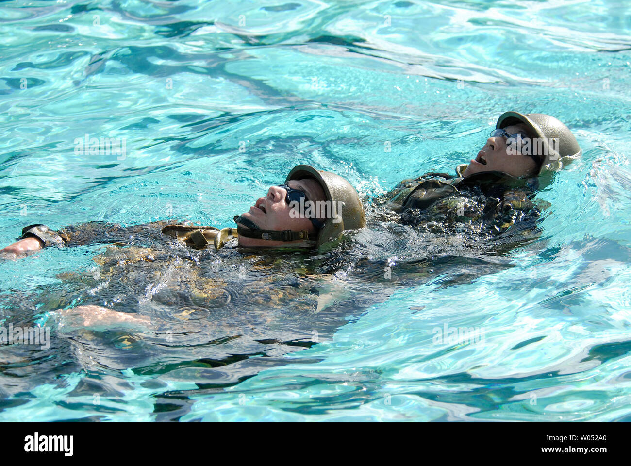 Mitglieder der japanischen Boden Self Defense Force Praxis Wasser überleben in Full combat Gear 1. Februar 2007 bei einem gemeinsamen Training übung namens Iron Fist mit der 1. Marine Expeditionary Force am Naval Amphibious Base in Coronado, Kalifornien. (UPI Foto/Earl S. Cryer) Stockfoto