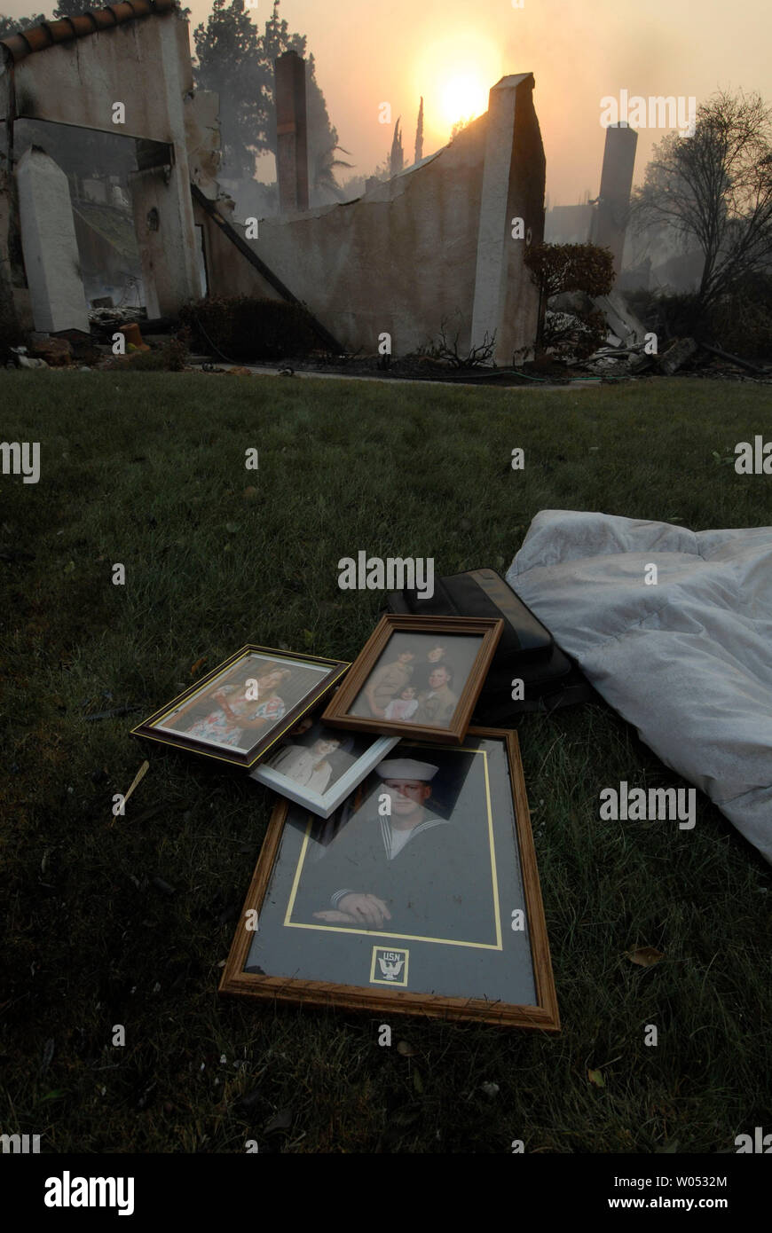 Familie Fotos legen im Vorgarten eines von mehreren Häusern in der Rancho Bernardo Gemeinschaft von San Diego, die in der schnelllebigen Hexe Creek Feuer Oktober 22, 2007, einer der sieben wildfires verbrauchen viel von der Grafschaft verbrannt. (UPI Foto/Earl S. Cryer) Stockfoto