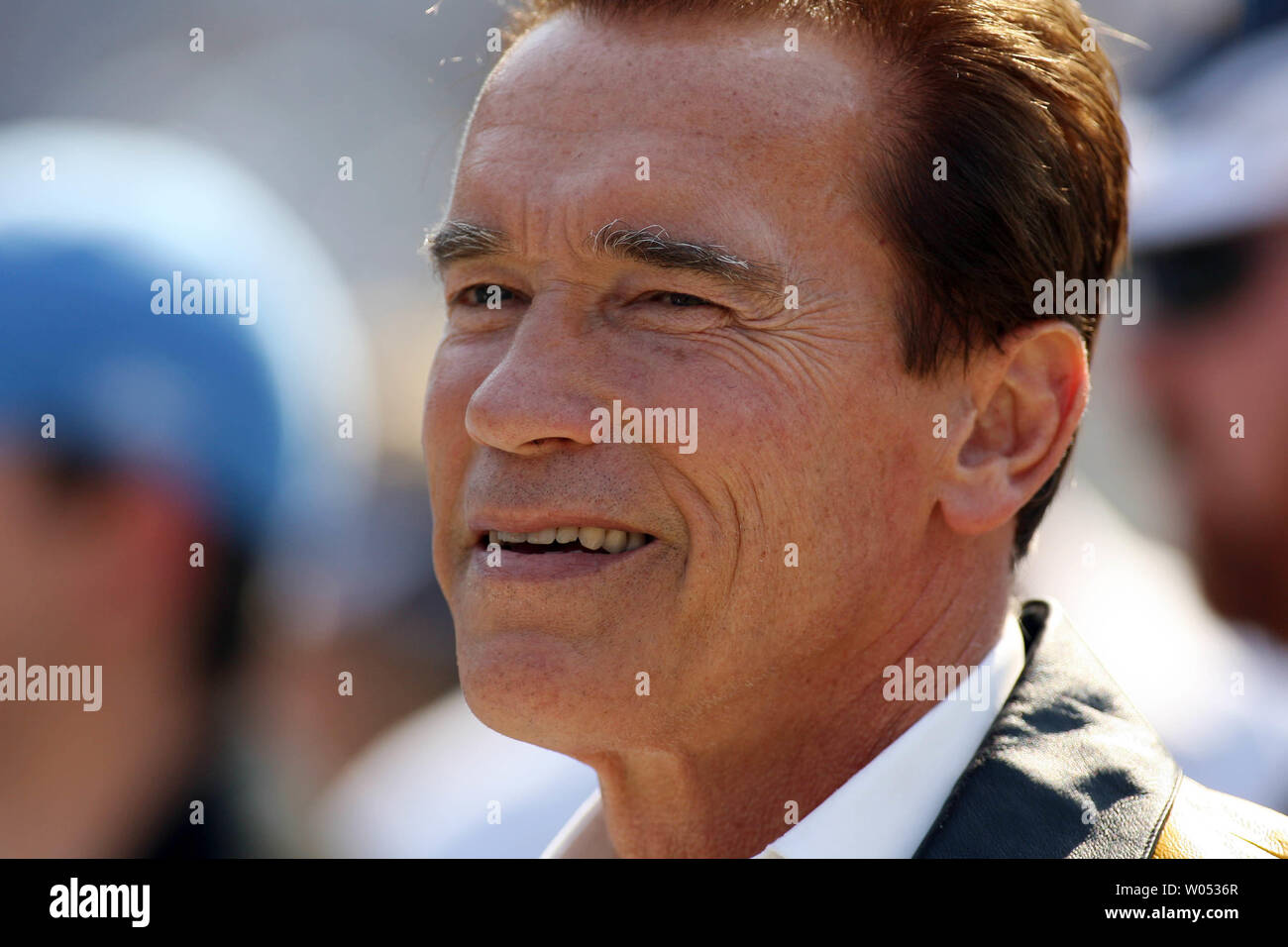 Gouverneur Arnold Schwarzenegger nimmt Teil an der pre-Spiel Aktivitäten wo Kalifornien Feuerwehrleute für Ihre jüngsten Löscheinsatz mit der Southern California wildfires vor der Houston Texans gegen die San Diego Chargers Spiel bei Qualcomm Stadion in San Diego am 28. Oktober 2007 geehrt wurden. (UPI Foto/Robert Benson) Stockfoto