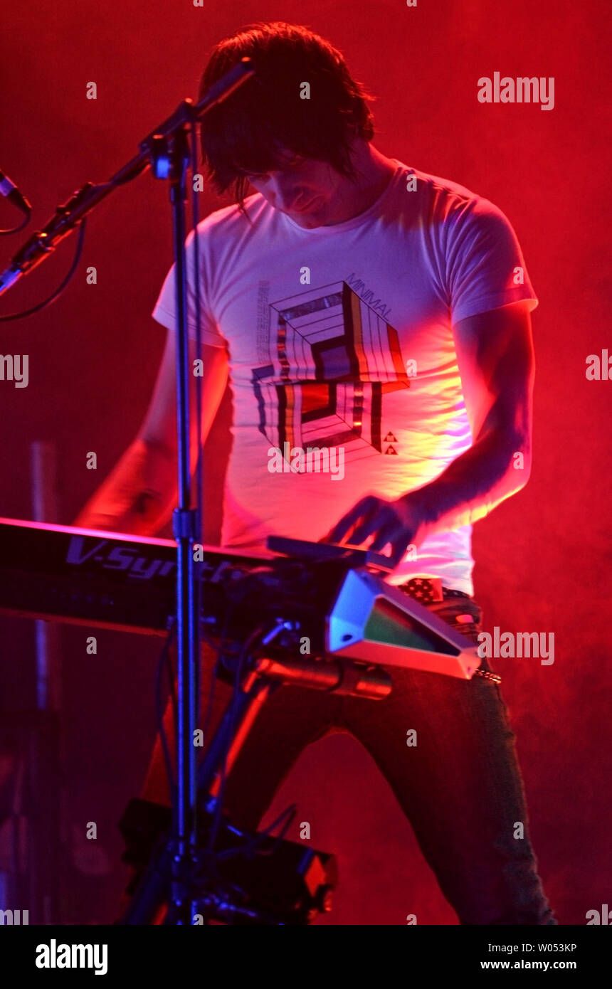 Jeremy Dawson der Band Shiny Toy Guns führt in Konzert im House of Blues in San Diego am 21. Dezember 2007. (UPI Foto/Roger Williams). Stockfoto