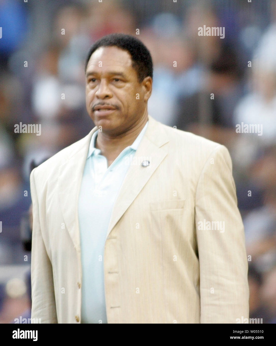 Hall of Fame Mitglied und ehemaligen Padre große Dave Winfield Besuche vor der San Diego Padre Spiel mit dem Colorado Rockies am Petco Park in San Diego am 3. September 2010. Die Rockies schlagen die Padres 4-3. UPI/Roger Williams Stockfoto