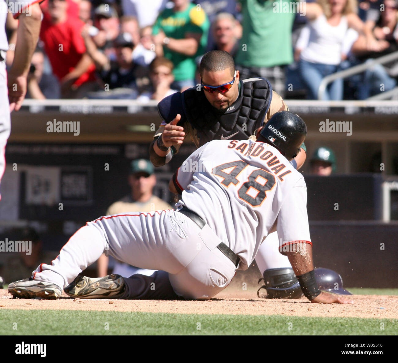 San Diego Padres Fangfederblech Yorvit Torealba Tags aus Riesen dritter Basisspieler Pablo Sandoval zu Hause Platte im achten Inning nach einem von San Diego Padres Mittelfeldspieler Luis Durango werfen am Petco Park in San Diego am 12. September. 2010. Die Riesen gewann 6-1 UPI/Roger Williams Stockfoto