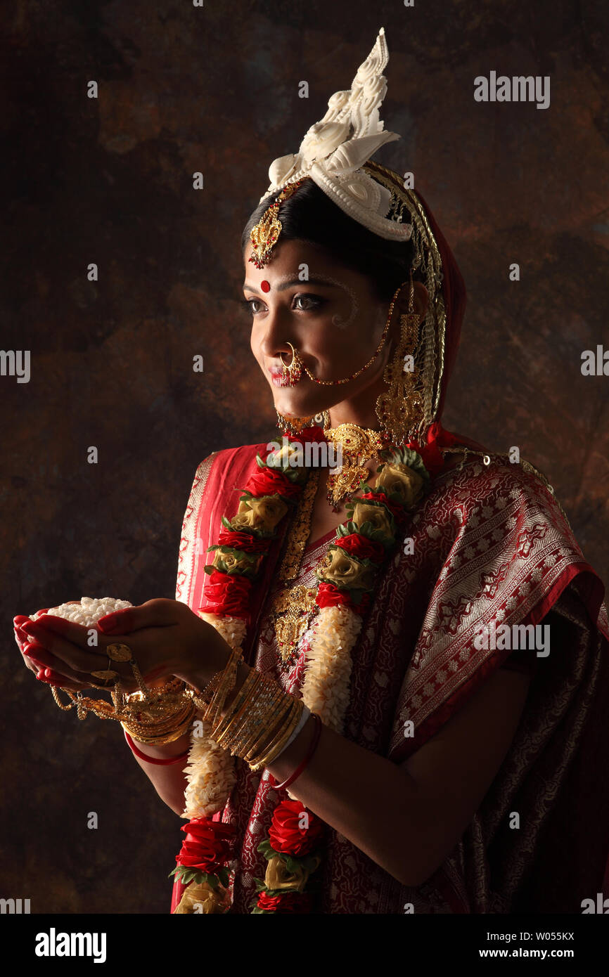 Indische Braut traditionelles Ritual durchführen Stockfoto