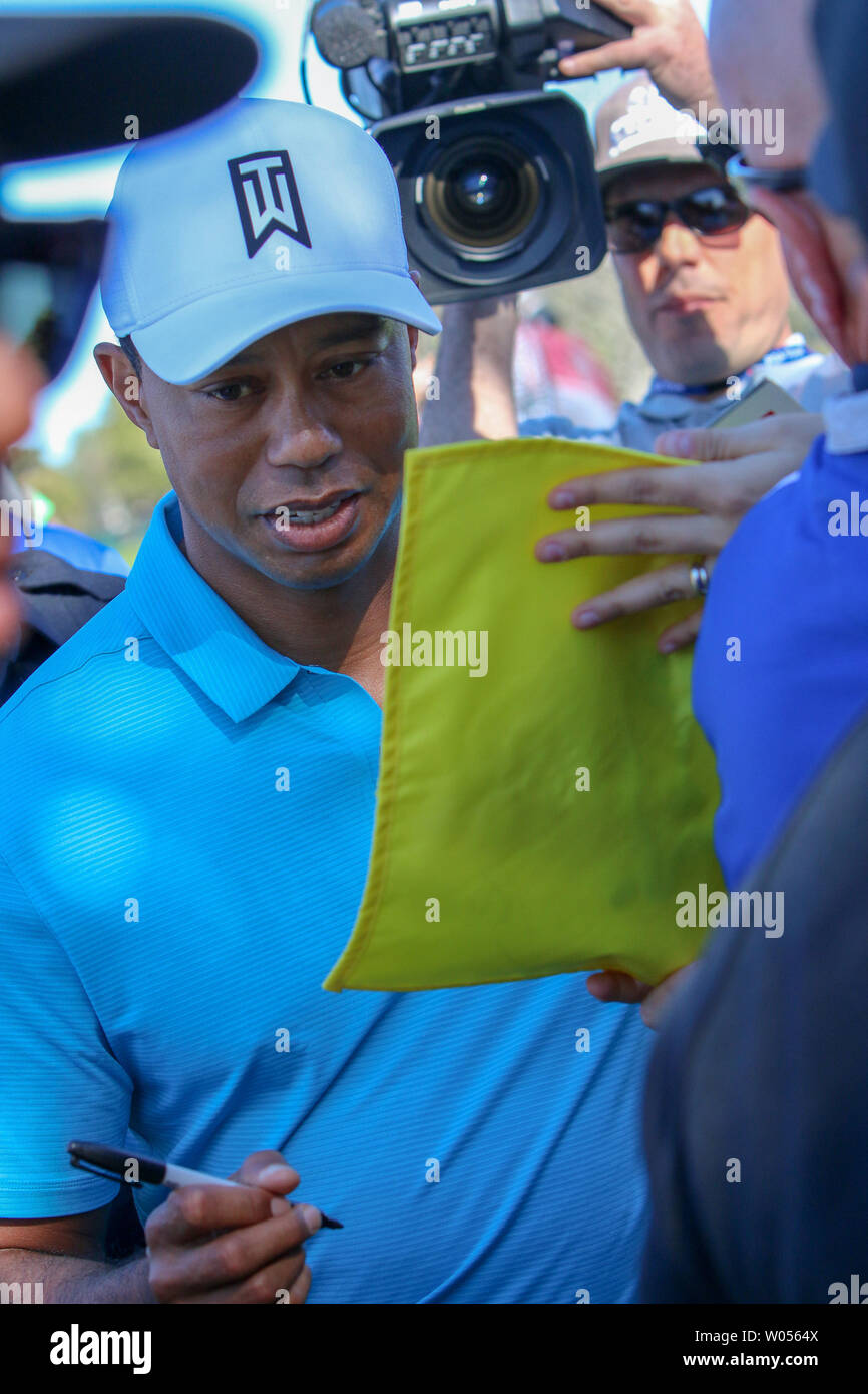 Tiger Woods Autogramme nach dem Pro-Am-Runde der Farmers Insurance Open in Torrey Pines in La Jolla, Kalifornien am 24. Januar 2018. Holz, der ehemaligen Nr. 1 Golfspieler in der Welt, wird sein erster Start in einem PGA Turnier in einem Jahr. Er sagt, er will einen vollen Zeitplan für die Meister bereit sein zu spielen. Foto von Howard Shen/UPI Stockfoto